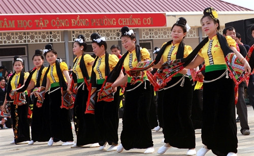 Các thiếu nữ dân tộc Thái biểu diễn văn nghệ trong một ngày hội ở Sơn La. Ảnh: TTXVN Các thiếu nữ dân tộc Thái biểu diễn văn nghệ trong một ngày hội ở Sơn La. Ảnh: TTXVN