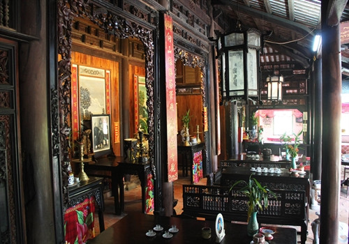 Các vật dụng trong ngôi nhà đều được làm bằng gỗ quý, chạm khắc tỉ mỉ