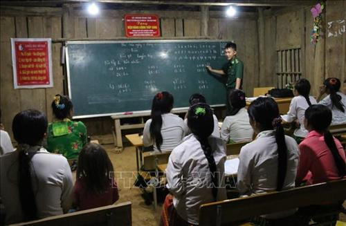 Bác sỹ quân y Bộ đội Biên phòng tỉnh Quảng Nam khám bệnh cho người dân xã biên giới Ga Ry, huyện Tây Giang. Ảnh: Đỗ Trưởng – TTXVN Cán bộ, chiến sỹ Đồn Biên phòng cửa khẩu Quốc tế Tây Trang (Điện Biên) tuyên truyền chủ trương, chính sách cho nhân dân xã Na Ư - địa bàn phức tạp về tệ nạn ma túy. Ảnh: Trần Việt – TTXVN Cán bộ Đồn Biên phòng Huổi Luông (Lai Châu) chủ động, tích cực bám dân, bám bản, tham gia giúp sức cùng đồng bào dân tộc thiểu số sở tại phát triển kinh tế. Ảnh: Việt Hoàng – TTXVN Lực lượng bộ đội và công an hỗ trợ người dân trong vùng đặc biệt nguy hiểm của mưa lũ di dời tài sản đến nơi an toàn tại huyện Văn Chấn, tỉnh Yên Bái. Ảnh: Tuấn Anh –TTXVN Cán bộ Đồn 519 (Bộ đội Biên phòng tỉnh Nghệ An) dạy chữ cho trẻ em dân tộc Mông ở bản Huồi Mới 1, xã Tri Lễ, huyện Quế Phong. Ảnh: TTXVN Cán bộ, chiến sĩ Đồn Biên phòng Huổi Luông (tỉnh Lai Châu) chủ động, tích cực bám dân, bám bản, tham gia giúp sức cùng đồng bào dân tộc thiểu số sở tại phát triển kinh tế. Ảnh: Việt Hoàng – TTXVN Hơn một năm, Thiếu úy Vàng Lao Lừ, Đồn Biên phòng Mường Lạn đã đưa con chữ tới với bản vùng cao xa xôi Co Muông, xã Mường Lạn, huyện Sốp Cộp (Sơn La) để dạy cho học sinh nơi đây. Sau một năm học, 100% các em đều đã biết đọc, biết viết và tính được những phép toán đơn giản. Ảnh: Nguyễn Hồng Cường – TTXVN Cán bộ, chiến sĩ các đơn vị thuộc Quân đoàn 3 giúp nhân dân làng Plei Trớ, xã Chư A Thai, huyện Phú Thiện, tỉnh Gia Lai di chuyển, sắp xếp lại nhà cửa, thực hiện Chương trình mục tiêu quốc gia về xây dựng nông thôn mới của huyện. Ảnh: Hoài Nam – TTXVN Trong sự nghiệp đổi mới, xây dựng và bảo vệ Tổ quốc, công tác dân vận đã hướng vào vận động các tầng lớp nhân dân hăng hái tham gia các phong trào thi đua thực hiện nhiệm vụ phát triển kinh tế - xã hội, củng cố quốc phòng - an ninh, xây dựng hệ thống chính trị. Trong ảnh: Cán bộ, chiến sĩ Đồn Biên phòng Dào San, huyện Phong Thổ, tỉnh Lai Châu thường xuyên xuống bản tuyên truyền cho nhân dân về giữ gìn an ninh trật tự, phương thức phát triển sản xuất, nâng cao năng suất cây trồng, vật nuôi. Ảnh: Công Tuyên – TTXVN Cán bộ, chiến sĩ Đồn Biên phòng Vĩnh Gia (An Giang) giúp dân gặt lúa ở những vùng ngập sâu, máy gặt không thể tiếp cận do ảnh hưởng của lũ. Ảnh: Công Mạo – TTXVN Trưởng Ban Dân vận huyện Tân Uyên, tỉnh Lai Châu (thứ 3 bên trái) cùng cán bộ xã tuyên truyền vận động người dân bản Khau Giếng, xã Hố Mít, huyện Tân Uyên bỏ những phong tục, tập quán lạc hậu, cùng giúp nhau phát triển kinh tế, xóa đói giảm nghèo, chung tay xây dựng nông thôn mới. Ảnh: Quý Trung – TTXVN Cán bộ xã cùng trưởng bản Pá Kim, xã Trung Đồng, huyện Tân Uyên, tỉnh Lai Châu vận động người dân chung tay bảo vệ rừng, không đốt nương bừa bãi gây cháy rừng trong thời tiết hanh khô. Ảnh: Quý Trung – TTXVN Là Bí thư Chi bộ, Trưởng ban công tác Mặt trận thôn và là Phó Đài truyền thanh của xã, anh Đinh Văn Thắng, dân tộc Mường, thôn Nga 3, xã Cúc Phương, huyện Nho Quan (Ninh Bình) phối hợp với các ban, ngành, đoàn thể tuyên truyền, vận động nhân dân xây dựng nếp sống văn minh trong việc cưới, việc tang và lễ hội; từng bước xoá bỏ các phong tục, tập quán lạc hậu, mê tín dị đoan... Ảnh: Minh Đức – TTXVN Đồn Biên phòng Thị Hoa, huyện Hạ Lang, tỉnh Cao Bằng vận động một số tổ chức trong tỉnh đóng góp tiền xây tặng nhà tình nghĩa cho các gia đình chính sách, giúp đồng bào trồng mía, góp phần nâng cao đời sống cho nhân dân nơi đơn vị đóng quân. Ảnh: TTXVN Công ty 75 thuộc Binh đoàn 15 làm tốt công tác dân vận nơi đơn vị đóng quân. Đơn vị đã kết nghĩa 43/43 làng dân tộc tại địa phương, tổ chức thăm hỏi, tặng quà cho đồng bào, đóng góp hàng nghìn công lao động làm đường giao thông, xây dựng nhà rông văn hóa, khám chữa bệnh cho hàng nghìn lượt người... Ảnh: TTXVN Bác sỹ quân y Bộ đội Biên phòng tỉnh Quảng Nam khám bệnh cho người dân xã biên giới Ga Ry, huyện Tây Giang. Ảnh: Đỗ Trưởng – TTXVN Cán bộ, chiến sỹ Đồn Biên phòng cửa khẩu Quốc tế Tây Trang (Điện Biên) tuyên truyền chủ trương, chính sách cho nhân dân xã Na Ư - địa bàn phức tạp về tệ nạn ma túy. Ảnh: Trần Việt – TTXVN Cán bộ Đồn Biên phòng Huổi Luông (Lai Châu) chủ động, tích cực bám dân, bám bản, tham gia giúp sức cùng đồng bào dân tộc thiểu số sở tại phát triển kinh tế. Ảnh: Việt Hoàng – TTXVN Lực lượng bộ đội và công an hỗ trợ người dân trong vùng đặc biệt nguy hiểm của mưa lũ di dời tài sản đến nơi an toàn tại huyện Văn Chấn, tỉnh Yên Bái. Ảnh: Tuấn Anh –TTXVN Cán bộ Đồn 519 (Bộ đội Biên phòng tỉnh Nghệ An) dạy chữ cho trẻ em dân tộc Mông ở bản Huồi Mới 1, xã Tri Lễ, huyện Quế Phong. Ảnh: TTXVN Cán bộ, chiến sĩ Đồn Biên phòng Huổi Luông (tỉnh Lai Châu) chủ động, tích cực bám dân, bám bản, tham gia giúp sức cùng đồng bào dân tộc thiểu số sở tại phát triển kinh tế. Ảnh: Việt Hoàng – TTXVN Hơn một năm, Thiếu úy Vàng Lao Lừ, Đồn Biên phòng Mường Lạn đã đưa con chữ tới với bản vùng cao xa xôi Co Muông, xã Mường Lạn, huyện Sốp Cộp (Sơn La) để dạy cho học sinh nơi đây. Sau một năm học, 100% các em đều đã biết đọc, biết viết và tính được những phép toán đơn giản. Ảnh: Nguyễn Hồng Cường – TTXVN Cán bộ, chiến sĩ các đơn vị thuộc Quân đoàn 3 giúp nhân dân làng Plei Trớ, xã Chư A Thai, huyện Phú Thiện, tỉnh Gia Lai di chuyển, sắp xếp lại nhà cửa, thực hiện Chương trình mục tiêu quốc gia về xây dựng nông thôn mới của huyện. Ảnh: Hoài Nam – TTXVN Trong sự nghiệp đổi mới, xây dựng và bảo vệ Tổ quốc, công tác dân vận đã hướng vào vận động các tầng lớp nhân dân hăng hái tham gia các phong trào thi đua thực hiện nhiệm vụ phát triển kinh tế - xã hội, củng cố quốc phòng - an ninh, xây dựng hệ thống chính trị. Trong ảnh: Cán bộ, chiến sĩ Đồn Biên phòng Dào San, huyện Phong Thổ, tỉnh Lai Châu thường xuyên xuống bản tuyên truyền cho nhân dân về giữ gìn an ninh trật tự, phương thức phát triển sản xuất, nâng cao năng suất cây trồng, vật nuôi. Ảnh: Công Tuyên – TTXVN Cán bộ, chiến sĩ Đồn Biên phòng Vĩnh Gia (An Giang) giúp dân gặt lúa ở những vùng ngập sâu, máy gặt không thể tiếp cận do ảnh hưởng của lũ. Ảnh: Công Mạo – TTXVN Trưởng Ban Dân vận huyện Tân Uyên, tỉnh Lai Châu (thứ 3 bên trái) cùng cán bộ xã tuyên truyền vận động người dân bản Khau Giếng, xã Hố Mít, huyện Tân Uyên bỏ những phong tục, tập quán lạc hậu, cùng giúp nhau phát triển kinh tế, xóa đói giảm nghèo, chung tay xây dựng nông thôn mới. Ảnh: Quý Trung – TTXVN Cán bộ xã cùng trưởng bản Pá Kim, xã Trung Đồng, huyện Tân Uyên, tỉnh Lai Châu vận động người dân chung tay bảo vệ rừng, không đốt nương bừa bãi gây cháy rừng trong thời tiết hanh khô. Ảnh: Quý Trung – TTXVN Là Bí thư Chi bộ, Trưởng ban công tác Mặt trận thôn và là Phó Đài truyền thanh của xã, anh Đinh Văn Thắng, dân tộc Mường, thôn Nga 3, xã Cúc Phương, huyện Nho Quan (Ninh Bình) phối hợp với các ban, ngành, đoàn thể tuyên truyền, vận động nhân dân xây dựng nếp sống văn minh trong việc cưới, việc tang và lễ hội; từng bước xoá bỏ các phong tục, tập quán lạc hậu, mê tín dị đoan... Ảnh: Minh Đức – TTXVN Đồn Biên phòng Thị Hoa, huyện Hạ Lang, tỉnh Cao Bằng vận động một số tổ chức trong tỉnh đóng góp tiền xây tặng nhà tình nghĩa cho các gia đình chính sách, giúp đồng bào trồng mía, góp phần nâng cao đời sống cho nhân dân nơi đơn vị đóng quân. Ảnh: TTXVN Công ty 75 thuộc Binh đoàn 15 làm tốt công tác dân vận nơi đơn vị đóng quân. Đơn vị đã kết nghĩa 43/43 làng dân tộc tại địa phương, tổ chức thăm hỏi, tặng quà cho đồng bào, đóng góp hàng nghìn công lao động làm đường giao thông, xây dựng nhà rông văn hóa, khám chữa bệnh cho hàng nghìn lượt người... Ảnh: TTXVN