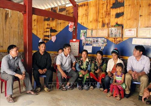 Bác sỹ quân y Bộ đội Biên phòng tỉnh Quảng Nam khám bệnh cho người dân xã biên giới Ga Ry, huyện Tây Giang. Ảnh: Đỗ Trưởng – TTXVN Cán bộ, chiến sỹ Đồn Biên phòng cửa khẩu Quốc tế Tây Trang (Điện Biên) tuyên truyền chủ trương, chính sách cho nhân dân xã Na Ư - địa bàn phức tạp về tệ nạn ma túy. Ảnh: Trần Việt – TTXVN Cán bộ Đồn Biên phòng Huổi Luông (Lai Châu) chủ động, tích cực bám dân, bám bản, tham gia giúp sức cùng đồng bào dân tộc thiểu số sở tại phát triển kinh tế. Ảnh: Việt Hoàng – TTXVN Lực lượng bộ đội và công an hỗ trợ người dân trong vùng đặc biệt nguy hiểm của mưa lũ di dời tài sản đến nơi an toàn tại huyện Văn Chấn, tỉnh Yên Bái. Ảnh: Tuấn Anh –TTXVN Cán bộ Đồn 519 (Bộ đội Biên phòng tỉnh Nghệ An) dạy chữ cho trẻ em dân tộc Mông ở bản Huồi Mới 1, xã Tri Lễ, huyện Quế Phong. Ảnh: TTXVN Cán bộ, chiến sĩ Đồn Biên phòng Huổi Luông (tỉnh Lai Châu) chủ động, tích cực bám dân, bám bản, tham gia giúp sức cùng đồng bào dân tộc thiểu số sở tại phát triển kinh tế. Ảnh: Việt Hoàng – TTXVN Hơn một năm, Thiếu úy Vàng Lao Lừ, Đồn Biên phòng Mường Lạn đã đưa con chữ tới với bản vùng cao xa xôi Co Muông, xã Mường Lạn, huyện Sốp Cộp (Sơn La) để dạy cho học sinh nơi đây. Sau một năm học, 100% các em đều đã biết đọc, biết viết và tính được những phép toán đơn giản. Ảnh: Nguyễn Hồng Cường – TTXVN Cán bộ, chiến sĩ các đơn vị thuộc Quân đoàn 3 giúp nhân dân làng Plei Trớ, xã Chư A Thai, huyện Phú Thiện, tỉnh Gia Lai di chuyển, sắp xếp lại nhà cửa, thực hiện Chương trình mục tiêu quốc gia về xây dựng nông thôn mới của huyện. Ảnh: Hoài Nam – TTXVN Trong sự nghiệp đổi mới, xây dựng và bảo vệ Tổ quốc, công tác dân vận đã hướng vào vận động các tầng lớp nhân dân hăng hái tham gia các phong trào thi đua thực hiện nhiệm vụ phát triển kinh tế - xã hội, củng cố quốc phòng - an ninh, xây dựng hệ thống chính trị. Trong ảnh: Cán bộ, chiến sĩ Đồn Biên phòng Dào San, huyện Phong Thổ, tỉnh Lai Châu thường xuyên xuống bản tuyên truyền cho nhân dân về giữ gìn an ninh trật tự, phương thức phát triển sản xuất, nâng cao năng suất cây trồng, vật nuôi. Ảnh: Công Tuyên – TTXVN Cán bộ, chiến sĩ Đồn Biên phòng Vĩnh Gia (An Giang) giúp dân gặt lúa ở những vùng ngập sâu, máy gặt không thể tiếp cận do ảnh hưởng của lũ. Ảnh: Công Mạo – TTXVN Trưởng Ban Dân vận huyện Tân Uyên, tỉnh Lai Châu (thứ 3 bên trái) cùng cán bộ xã tuyên truyền vận động người dân bản Khau Giếng, xã Hố Mít, huyện Tân Uyên bỏ những phong tục, tập quán lạc hậu, cùng giúp nhau phát triển kinh tế, xóa đói giảm nghèo, chung tay xây dựng nông thôn mới. Ảnh: Quý Trung – TTXVN Cán bộ xã cùng trưởng bản Pá Kim, xã Trung Đồng, huyện Tân Uyên, tỉnh Lai Châu vận động người dân chung tay bảo vệ rừng, không đốt nương bừa bãi gây cháy rừng trong thời tiết hanh khô. Ảnh: Quý Trung – TTXVN Là Bí thư Chi bộ, Trưởng ban công tác Mặt trận thôn và là Phó Đài truyền thanh của xã, anh Đinh Văn Thắng, dân tộc Mường, thôn Nga 3, xã Cúc Phương, huyện Nho Quan (Ninh Bình) phối hợp với các ban, ngành, đoàn thể tuyên truyền, vận động nhân dân xây dựng nếp sống văn minh trong việc cưới, việc tang và lễ hội; từng bước xoá bỏ các phong tục, tập quán lạc hậu, mê tín dị đoan... Ảnh: Minh Đức – TTXVN Đồn Biên phòng Thị Hoa, huyện Hạ Lang, tỉnh Cao Bằng vận động một số tổ chức trong tỉnh đóng góp tiền xây tặng nhà tình nghĩa cho các gia đình chính sách, giúp đồng bào trồng mía, góp phần nâng cao đời sống cho nhân dân nơi đơn vị đóng quân. Ảnh: TTXVN Công ty 75 thuộc Binh đoàn 15 làm tốt công tác dân vận nơi đơn vị đóng quân. Đơn vị đã kết nghĩa 43/43 làng dân tộc tại địa phương, tổ chức thăm hỏi, tặng quà cho đồng bào, đóng góp hàng nghìn công lao động làm đường giao thông, xây dựng nhà rông văn hóa, khám chữa bệnh cho hàng nghìn lượt người... Ảnh: TTXVN Bác sỹ quân y Bộ đội Biên phòng tỉnh Quảng Nam khám bệnh cho người dân xã biên giới Ga Ry, huyện Tây Giang. Ảnh: Đỗ Trưởng – TTXVN Cán bộ, chiến sỹ Đồn Biên phòng cửa khẩu Quốc tế Tây Trang (Điện Biên) tuyên truyền chủ trương, chính sách cho nhân dân xã Na Ư - địa bàn phức tạp về tệ nạn ma túy. Ảnh: Trần Việt – TTXVN Cán bộ Đồn Biên phòng Huổi Luông (Lai Châu) chủ động, tích cực bám dân, bám bản, tham gia giúp sức cùng đồng bào dân tộc thiểu số sở tại phát triển kinh tế. Ảnh: Việt Hoàng – TTXVN Lực lượng bộ đội và công an hỗ trợ người dân trong vùng đặc biệt nguy hiểm của mưa lũ di dời tài sản đến nơi an toàn tại huyện Văn Chấn, tỉnh Yên Bái. Ảnh: Tuấn Anh –TTXVN Cán bộ Đồn 519 (Bộ đội Biên phòng tỉnh Nghệ An) dạy chữ cho trẻ em dân tộc Mông ở bản Huồi Mới 1, xã Tri Lễ, huyện Quế Phong. Ảnh: TTXVN Cán bộ, chiến sĩ Đồn Biên phòng Huổi Luông (tỉnh Lai Châu) chủ động, tích cực bám dân, bám bản, tham gia giúp sức cùng đồng bào dân tộc thiểu số sở tại phát triển kinh tế. Ảnh: Việt Hoàng – TTXVN Hơn một năm, Thiếu úy Vàng Lao Lừ, Đồn Biên phòng Mường Lạn đã đưa con chữ tới với bản vùng cao xa xôi Co Muông, xã Mường Lạn, huyện Sốp Cộp (Sơn La) để dạy cho học sinh nơi đây. Sau một năm học, 100% các em đều đã biết đọc, biết viết và tính được những phép toán đơn giản. Ảnh: Nguyễn Hồng Cường – TTXVN Cán bộ, chiến sĩ các đơn vị thuộc Quân đoàn 3 giúp nhân dân làng Plei Trớ, xã Chư A Thai, huyện Phú Thiện, tỉnh Gia Lai di chuyển, sắp xếp lại nhà cửa, thực hiện Chương trình mục tiêu quốc gia về xây dựng nông thôn mới của huyện. Ảnh: Hoài Nam – TTXVN Trong sự nghiệp đổi mới, xây dựng và bảo vệ Tổ quốc, công tác dân vận đã hướng vào vận động các tầng lớp nhân dân hăng hái tham gia các phong trào thi đua thực hiện nhiệm vụ phát triển kinh tế - xã hội, củng cố quốc phòng - an ninh, xây dựng hệ thống chính trị. Trong ảnh: Cán bộ, chiến sĩ Đồn Biên phòng Dào San, huyện Phong Thổ, tỉnh Lai Châu thường xuyên xuống bản tuyên truyền cho nhân dân về giữ gìn an ninh trật tự, phương thức phát triển sản xuất, nâng cao năng suất cây trồng, vật nuôi. Ảnh: Công Tuyên – TTXVN Cán bộ, chiến sĩ Đồn Biên phòng Vĩnh Gia (An Giang) giúp dân gặt lúa ở những vùng ngập sâu, máy gặt không thể tiếp cận do ảnh hưởng của lũ. Ảnh: Công Mạo – TTXVN Trưởng Ban Dân vận huyện Tân Uyên, tỉnh Lai Châu (thứ 3 bên trái) cùng cán bộ xã tuyên truyền vận động người dân bản Khau Giếng, xã Hố Mít, huyện Tân Uyên bỏ những phong tục, tập quán lạc hậu, cùng giúp nhau phát triển kinh tế, xóa đói giảm nghèo, chung tay xây dựng nông thôn mới. Ảnh: Quý Trung – TTXVN Cán bộ xã cùng trưởng bản Pá Kim, xã Trung Đồng, huyện Tân Uyên, tỉnh Lai Châu vận động người dân chung tay bảo vệ rừng, không đốt nương bừa bãi gây cháy rừng trong thời tiết hanh khô. Ảnh: Quý Trung – TTXVN Là Bí thư Chi bộ, Trưởng ban công tác Mặt trận thôn và là Phó Đài truyền thanh của xã, anh Đinh Văn Thắng, dân tộc Mường, thôn Nga 3, xã Cúc Phương, huyện Nho Quan (Ninh Bình) phối hợp với các ban, ngành, đoàn thể tuyên truyền, vận động nhân dân xây dựng nếp sống văn minh trong việc cưới, việc tang và lễ hội; từng bước xoá bỏ các phong tục, tập quán lạc hậu, mê tín dị đoan... Ảnh: Minh Đức – TTXVN Đồn Biên phòng Thị Hoa, huyện Hạ Lang, tỉnh Cao Bằng vận động một số tổ chức trong tỉnh đóng góp tiền xây tặng nhà tình nghĩa cho các gia đình chính sách, giúp đồng bào trồng mía, góp phần nâng cao đời sống cho nhân dân nơi đơn vị đóng quân. Ảnh: TTXVN Công ty 75 thuộc Binh đoàn 15 làm tốt công tác dân vận nơi đơn vị đóng quân. Đơn vị đã kết nghĩa 43/43 làng dân tộc tại địa phương, tổ chức thăm hỏi, tặng quà cho đồng bào, đóng góp hàng nghìn công lao động làm đường giao thông, xây dựng nhà rông văn hóa, khám chữa bệnh cho hàng nghìn lượt người... Ảnh: TTXVN