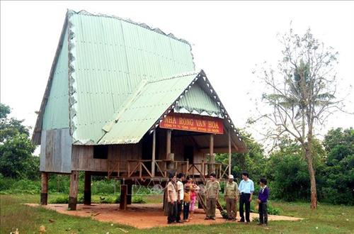 Bác sỹ quân y Bộ đội Biên phòng tỉnh Quảng Nam khám bệnh cho người dân xã biên giới Ga Ry, huyện Tây Giang. Ảnh: Đỗ Trưởng – TTXVN Cán bộ, chiến sỹ Đồn Biên phòng cửa khẩu Quốc tế Tây Trang (Điện Biên) tuyên truyền chủ trương, chính sách cho nhân dân xã Na Ư - địa bàn phức tạp về tệ nạn ma túy. Ảnh: Trần Việt – TTXVN Cán bộ Đồn Biên phòng Huổi Luông (Lai Châu) chủ động, tích cực bám dân, bám bản, tham gia giúp sức cùng đồng bào dân tộc thiểu số sở tại phát triển kinh tế. Ảnh: Việt Hoàng – TTXVN Lực lượng bộ đội và công an hỗ trợ người dân trong vùng đặc biệt nguy hiểm của mưa lũ di dời tài sản đến nơi an toàn tại huyện Văn Chấn, tỉnh Yên Bái. Ảnh: Tuấn Anh –TTXVN Cán bộ Đồn 519 (Bộ đội Biên phòng tỉnh Nghệ An) dạy chữ cho trẻ em dân tộc Mông ở bản Huồi Mới 1, xã Tri Lễ, huyện Quế Phong. Ảnh: TTXVN Cán bộ, chiến sĩ Đồn Biên phòng Huổi Luông (tỉnh Lai Châu) chủ động, tích cực bám dân, bám bản, tham gia giúp sức cùng đồng bào dân tộc thiểu số sở tại phát triển kinh tế. Ảnh: Việt Hoàng – TTXVN Hơn một năm, Thiếu úy Vàng Lao Lừ, Đồn Biên phòng Mường Lạn đã đưa con chữ tới với bản vùng cao xa xôi Co Muông, xã Mường Lạn, huyện Sốp Cộp (Sơn La) để dạy cho học sinh nơi đây. Sau một năm học, 100% các em đều đã biết đọc, biết viết và tính được những phép toán đơn giản. Ảnh: Nguyễn Hồng Cường – TTXVN Cán bộ, chiến sĩ các đơn vị thuộc Quân đoàn 3 giúp nhân dân làng Plei Trớ, xã Chư A Thai, huyện Phú Thiện, tỉnh Gia Lai di chuyển, sắp xếp lại nhà cửa, thực hiện Chương trình mục tiêu quốc gia về xây dựng nông thôn mới của huyện. Ảnh: Hoài Nam – TTXVN Trong sự nghiệp đổi mới, xây dựng và bảo vệ Tổ quốc, công tác dân vận đã hướng vào vận động các tầng lớp nhân dân hăng hái tham gia các phong trào thi đua thực hiện nhiệm vụ phát triển kinh tế - xã hội, củng cố quốc phòng - an ninh, xây dựng hệ thống chính trị. Trong ảnh: Cán bộ, chiến sĩ Đồn Biên phòng Dào San, huyện Phong Thổ, tỉnh Lai Châu thường xuyên xuống bản tuyên truyền cho nhân dân về giữ gìn an ninh trật tự, phương thức phát triển sản xuất, nâng cao năng suất cây trồng, vật nuôi. Ảnh: Công Tuyên – TTXVN Cán bộ, chiến sĩ Đồn Biên phòng Vĩnh Gia (An Giang) giúp dân gặt lúa ở những vùng ngập sâu, máy gặt không thể tiếp cận do ảnh hưởng của lũ. Ảnh: Công Mạo – TTXVN Trưởng Ban Dân vận huyện Tân Uyên, tỉnh Lai Châu (thứ 3 bên trái) cùng cán bộ xã tuyên truyền vận động người dân bản Khau Giếng, xã Hố Mít, huyện Tân Uyên bỏ những phong tục, tập quán lạc hậu, cùng giúp nhau phát triển kinh tế, xóa đói giảm nghèo, chung tay xây dựng nông thôn mới. Ảnh: Quý Trung – TTXVN Cán bộ xã cùng trưởng bản Pá Kim, xã Trung Đồng, huyện Tân Uyên, tỉnh Lai Châu vận động người dân chung tay bảo vệ rừng, không đốt nương bừa bãi gây cháy rừng trong thời tiết hanh khô. Ảnh: Quý Trung – TTXVN Là Bí thư Chi bộ, Trưởng ban công tác Mặt trận thôn và là Phó Đài truyền thanh của xã, anh Đinh Văn Thắng, dân tộc Mường, thôn Nga 3, xã Cúc Phương, huyện Nho Quan (Ninh Bình) phối hợp với các ban, ngành, đoàn thể tuyên truyền, vận động nhân dân xây dựng nếp sống văn minh trong việc cưới, việc tang và lễ hội; từng bước xoá bỏ các phong tục, tập quán lạc hậu, mê tín dị đoan... Ảnh: Minh Đức – TTXVN Đồn Biên phòng Thị Hoa, huyện Hạ Lang, tỉnh Cao Bằng vận động một số tổ chức trong tỉnh đóng góp tiền xây tặng nhà tình nghĩa cho các gia đình chính sách, giúp đồng bào trồng mía, góp phần nâng cao đời sống cho nhân dân nơi đơn vị đóng quân. Ảnh: TTXVN Công ty 75 thuộc Binh đoàn 15 làm tốt công tác dân vận nơi đơn vị đóng quân. Đơn vị đã kết nghĩa 43/43 làng dân tộc tại địa phương, tổ chức thăm hỏi, tặng quà cho đồng bào, đóng góp hàng nghìn công lao động làm đường giao thông, xây dựng nhà rông văn hóa, khám chữa bệnh cho hàng nghìn lượt người... Ảnh: TTXVN Bác sỹ quân y Bộ đội Biên phòng tỉnh Quảng Nam khám bệnh cho người dân xã biên giới Ga Ry, huyện Tây Giang. Ảnh: Đỗ Trưởng – TTXVN Cán bộ, chiến sỹ Đồn Biên phòng cửa khẩu Quốc tế Tây Trang (Điện Biên) tuyên truyền chủ trương, chính sách cho nhân dân xã Na Ư - địa bàn phức tạp về tệ nạn ma túy. Ảnh: Trần Việt – TTXVN Cán bộ Đồn Biên phòng Huổi Luông (Lai Châu) chủ động, tích cực bám dân, bám bản, tham gia giúp sức cùng đồng bào dân tộc thiểu số sở tại phát triển kinh tế. Ảnh: Việt Hoàng – TTXVN Lực lượng bộ đội và công an hỗ trợ người dân trong vùng đặc biệt nguy hiểm của mưa lũ di dời tài sản đến nơi an toàn tại huyện Văn Chấn, tỉnh Yên Bái. Ảnh: Tuấn Anh –TTXVN Cán bộ Đồn 519 (Bộ đội Biên phòng tỉnh Nghệ An) dạy chữ cho trẻ em dân tộc Mông ở bản Huồi Mới 1, xã Tri Lễ, huyện Quế Phong. Ảnh: TTXVN Cán bộ, chiến sĩ Đồn Biên phòng Huổi Luông (tỉnh Lai Châu) chủ động, tích cực bám dân, bám bản, tham gia giúp sức cùng đồng bào dân tộc thiểu số sở tại phát triển kinh tế. Ảnh: Việt Hoàng – TTXVN Hơn một năm, Thiếu úy Vàng Lao Lừ, Đồn Biên phòng Mường Lạn đã đưa con chữ tới với bản vùng cao xa xôi Co Muông, xã Mường Lạn, huyện Sốp Cộp (Sơn La) để dạy cho học sinh nơi đây. Sau một năm học, 100% các em đều đã biết đọc, biết viết và tính được những phép toán đơn giản. Ảnh: Nguyễn Hồng Cường – TTXVN Cán bộ, chiến sĩ các đơn vị thuộc Quân đoàn 3 giúp nhân dân làng Plei Trớ, xã Chư A Thai, huyện Phú Thiện, tỉnh Gia Lai di chuyển, sắp xếp lại nhà cửa, thực hiện Chương trình mục tiêu quốc gia về xây dựng nông thôn mới của huyện. Ảnh: Hoài Nam – TTXVN Trong sự nghiệp đổi mới, xây dựng và bảo vệ Tổ quốc, công tác dân vận đã hướng vào vận động các tầng lớp nhân dân hăng hái tham gia các phong trào thi đua thực hiện nhiệm vụ phát triển kinh tế - xã hội, củng cố quốc phòng - an ninh, xây dựng hệ thống chính trị. Trong ảnh: Cán bộ, chiến sĩ Đồn Biên phòng Dào San, huyện Phong Thổ, tỉnh Lai Châu thường xuyên xuống bản tuyên truyền cho nhân dân về giữ gìn an ninh trật tự, phương thức phát triển sản xuất, nâng cao năng suất cây trồng, vật nuôi. Ảnh: Công Tuyên – TTXVN Cán bộ, chiến sĩ Đồn Biên phòng Vĩnh Gia (An Giang) giúp dân gặt lúa ở những vùng ngập sâu, máy gặt không thể tiếp cận do ảnh hưởng của lũ. Ảnh: Công Mạo – TTXVN Trưởng Ban Dân vận huyện Tân Uyên, tỉnh Lai Châu (thứ 3 bên trái) cùng cán bộ xã tuyên truyền vận động người dân bản Khau Giếng, xã Hố Mít, huyện Tân Uyên bỏ những phong tục, tập quán lạc hậu, cùng giúp nhau phát triển kinh tế, xóa đói giảm nghèo, chung tay xây dựng nông thôn mới. Ảnh: Quý Trung – TTXVN Cán bộ xã cùng trưởng bản Pá Kim, xã Trung Đồng, huyện Tân Uyên, tỉnh Lai Châu vận động người dân chung tay bảo vệ rừng, không đốt nương bừa bãi gây cháy rừng trong thời tiết hanh khô. Ảnh: Quý Trung – TTXVN Là Bí thư Chi bộ, Trưởng ban công tác Mặt trận thôn và là Phó Đài truyền thanh của xã, anh Đinh Văn Thắng, dân tộc Mường, thôn Nga 3, xã Cúc Phương, huyện Nho Quan (Ninh Bình) phối hợp với các ban, ngành, đoàn thể tuyên truyền, vận động nhân dân xây dựng nếp sống văn minh trong việc cưới, việc tang và lễ hội; từng bước xoá bỏ các phong tục, tập quán lạc hậu, mê tín dị đoan... Ảnh: Minh Đức – TTXVN Đồn Biên phòng Thị Hoa, huyện Hạ Lang, tỉnh Cao Bằng vận động một số tổ chức trong tỉnh đóng góp tiền xây tặng nhà tình nghĩa cho các gia đình chính sách, giúp đồng bào trồng mía, góp phần nâng cao đời sống cho nhân dân nơi đơn vị đóng quân. Ảnh: TTXVN Công ty 75 thuộc Binh đoàn 15 làm tốt công tác dân vận nơi đơn vị đóng quân. Đơn vị đã kết nghĩa 43/43 làng dân tộc tại địa phương, tổ chức thăm hỏi, tặng quà cho đồng bào, đóng góp hàng nghìn công lao động làm đường giao thông, xây dựng nhà rông văn hóa, khám chữa bệnh cho hàng nghìn lượt người... Ảnh: TTXVN
