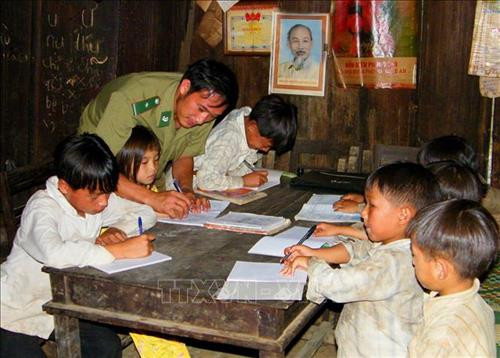 Bác sỹ quân y Bộ đội Biên phòng tỉnh Quảng Nam khám bệnh cho người dân xã biên giới Ga Ry, huyện Tây Giang. Ảnh: Đỗ Trưởng – TTXVN Cán bộ, chiến sỹ Đồn Biên phòng cửa khẩu Quốc tế Tây Trang (Điện Biên) tuyên truyền chủ trương, chính sách cho nhân dân xã Na Ư - địa bàn phức tạp về tệ nạn ma túy. Ảnh: Trần Việt – TTXVN Cán bộ Đồn Biên phòng Huổi Luông (Lai Châu) chủ động, tích cực bám dân, bám bản, tham gia giúp sức cùng đồng bào dân tộc thiểu số sở tại phát triển kinh tế. Ảnh: Việt Hoàng – TTXVN Lực lượng bộ đội và công an hỗ trợ người dân trong vùng đặc biệt nguy hiểm của mưa lũ di dời tài sản đến nơi an toàn tại huyện Văn Chấn, tỉnh Yên Bái. Ảnh: Tuấn Anh –TTXVN Cán bộ Đồn 519 (Bộ đội Biên phòng tỉnh Nghệ An) dạy chữ cho trẻ em dân tộc Mông ở bản Huồi Mới 1, xã Tri Lễ, huyện Quế Phong. Ảnh: TTXVN Cán bộ, chiến sĩ Đồn Biên phòng Huổi Luông (tỉnh Lai Châu) chủ động, tích cực bám dân, bám bản, tham gia giúp sức cùng đồng bào dân tộc thiểu số sở tại phát triển kinh tế. Ảnh: Việt Hoàng – TTXVN Hơn một năm, Thiếu úy Vàng Lao Lừ, Đồn Biên phòng Mường Lạn đã đưa con chữ tới với bản vùng cao xa xôi Co Muông, xã Mường Lạn, huyện Sốp Cộp (Sơn La) để dạy cho học sinh nơi đây. Sau một năm học, 100% các em đều đã biết đọc, biết viết và tính được những phép toán đơn giản. Ảnh: Nguyễn Hồng Cường – TTXVN Cán bộ, chiến sĩ các đơn vị thuộc Quân đoàn 3 giúp nhân dân làng Plei Trớ, xã Chư A Thai, huyện Phú Thiện, tỉnh Gia Lai di chuyển, sắp xếp lại nhà cửa, thực hiện Chương trình mục tiêu quốc gia về xây dựng nông thôn mới của huyện. Ảnh: Hoài Nam – TTXVN Trong sự nghiệp đổi mới, xây dựng và bảo vệ Tổ quốc, công tác dân vận đã hướng vào vận động các tầng lớp nhân dân hăng hái tham gia các phong trào thi đua thực hiện nhiệm vụ phát triển kinh tế - xã hội, củng cố quốc phòng - an ninh, xây dựng hệ thống chính trị. Trong ảnh: Cán bộ, chiến sĩ Đồn Biên phòng Dào San, huyện Phong Thổ, tỉnh Lai Châu thường xuyên xuống bản tuyên truyền cho nhân dân về giữ gìn an ninh trật tự, phương thức phát triển sản xuất, nâng cao năng suất cây trồng, vật nuôi. Ảnh: Công Tuyên – TTXVN Cán bộ, chiến sĩ Đồn Biên phòng Vĩnh Gia (An Giang) giúp dân gặt lúa ở những vùng ngập sâu, máy gặt không thể tiếp cận do ảnh hưởng của lũ. Ảnh: Công Mạo – TTXVN Trưởng Ban Dân vận huyện Tân Uyên, tỉnh Lai Châu (thứ 3 bên trái) cùng cán bộ xã tuyên truyền vận động người dân bản Khau Giếng, xã Hố Mít, huyện Tân Uyên bỏ những phong tục, tập quán lạc hậu, cùng giúp nhau phát triển kinh tế, xóa đói giảm nghèo, chung tay xây dựng nông thôn mới. Ảnh: Quý Trung – TTXVN Cán bộ xã cùng trưởng bản Pá Kim, xã Trung Đồng, huyện Tân Uyên, tỉnh Lai Châu vận động người dân chung tay bảo vệ rừng, không đốt nương bừa bãi gây cháy rừng trong thời tiết hanh khô. Ảnh: Quý Trung – TTXVN Là Bí thư Chi bộ, Trưởng ban công tác Mặt trận thôn và là Phó Đài truyền thanh của xã, anh Đinh Văn Thắng, dân tộc Mường, thôn Nga 3, xã Cúc Phương, huyện Nho Quan (Ninh Bình) phối hợp với các ban, ngành, đoàn thể tuyên truyền, vận động nhân dân xây dựng nếp sống văn minh trong việc cưới, việc tang và lễ hội; từng bước xoá bỏ các phong tục, tập quán lạc hậu, mê tín dị đoan... Ảnh: Minh Đức – TTXVN Đồn Biên phòng Thị Hoa, huyện Hạ Lang, tỉnh Cao Bằng vận động một số tổ chức trong tỉnh đóng góp tiền xây tặng nhà tình nghĩa cho các gia đình chính sách, giúp đồng bào trồng mía, góp phần nâng cao đời sống cho nhân dân nơi đơn vị đóng quân. Ảnh: TTXVN Công ty 75 thuộc Binh đoàn 15 làm tốt công tác dân vận nơi đơn vị đóng quân. Đơn vị đã kết nghĩa 43/43 làng dân tộc tại địa phương, tổ chức thăm hỏi, tặng quà cho đồng bào, đóng góp hàng nghìn công lao động làm đường giao thông, xây dựng nhà rông văn hóa, khám chữa bệnh cho hàng nghìn lượt người... Ảnh: TTXVN Bác sỹ quân y Bộ đội Biên phòng tỉnh Quảng Nam khám bệnh cho người dân xã biên giới Ga Ry, huyện Tây Giang. Ảnh: Đỗ Trưởng – TTXVN Cán bộ, chiến sỹ Đồn Biên phòng cửa khẩu Quốc tế Tây Trang (Điện Biên) tuyên truyền chủ trương, chính sách cho nhân dân xã Na Ư - địa bàn phức tạp về tệ nạn ma túy. Ảnh: Trần Việt – TTXVN Cán bộ Đồn Biên phòng Huổi Luông (Lai Châu) chủ động, tích cực bám dân, bám bản, tham gia giúp sức cùng đồng bào dân tộc thiểu số sở tại phát triển kinh tế. Ảnh: Việt Hoàng – TTXVN Lực lượng bộ đội và công an hỗ trợ người dân trong vùng đặc biệt nguy hiểm của mưa lũ di dời tài sản đến nơi an toàn tại huyện Văn Chấn, tỉnh Yên Bái. Ảnh: Tuấn Anh –TTXVN Cán bộ Đồn 519 (Bộ đội Biên phòng tỉnh Nghệ An) dạy chữ cho trẻ em dân tộc Mông ở bản Huồi Mới 1, xã Tri Lễ, huyện Quế Phong. Ảnh: TTXVN Cán bộ, chiến sĩ Đồn Biên phòng Huổi Luông (tỉnh Lai Châu) chủ động, tích cực bám dân, bám bản, tham gia giúp sức cùng đồng bào dân tộc thiểu số sở tại phát triển kinh tế. Ảnh: Việt Hoàng – TTXVN Hơn một năm, Thiếu úy Vàng Lao Lừ, Đồn Biên phòng Mường Lạn đã đưa con chữ tới với bản vùng cao xa xôi Co Muông, xã Mường Lạn, huyện Sốp Cộp (Sơn La) để dạy cho học sinh nơi đây. Sau một năm học, 100% các em đều đã biết đọc, biết viết và tính được những phép toán đơn giản. Ảnh: Nguyễn Hồng Cường – TTXVN Cán bộ, chiến sĩ các đơn vị thuộc Quân đoàn 3 giúp nhân dân làng Plei Trớ, xã Chư A Thai, huyện Phú Thiện, tỉnh Gia Lai di chuyển, sắp xếp lại nhà cửa, thực hiện Chương trình mục tiêu quốc gia về xây dựng nông thôn mới của huyện. Ảnh: Hoài Nam – TTXVN Trong sự nghiệp đổi mới, xây dựng và bảo vệ Tổ quốc, công tác dân vận đã hướng vào vận động các tầng lớp nhân dân hăng hái tham gia các phong trào thi đua thực hiện nhiệm vụ phát triển kinh tế - xã hội, củng cố quốc phòng - an ninh, xây dựng hệ thống chính trị. Trong ảnh: Cán bộ, chiến sĩ Đồn Biên phòng Dào San, huyện Phong Thổ, tỉnh Lai Châu thường xuyên xuống bản tuyên truyền cho nhân dân về giữ gìn an ninh trật tự, phương thức phát triển sản xuất, nâng cao năng suất cây trồng, vật nuôi. Ảnh: Công Tuyên – TTXVN Cán bộ, chiến sĩ Đồn Biên phòng Vĩnh Gia (An Giang) giúp dân gặt lúa ở những vùng ngập sâu, máy gặt không thể tiếp cận do ảnh hưởng của lũ. Ảnh: Công Mạo – TTXVN Trưởng Ban Dân vận huyện Tân Uyên, tỉnh Lai Châu (thứ 3 bên trái) cùng cán bộ xã tuyên truyền vận động người dân bản Khau Giếng, xã Hố Mít, huyện Tân Uyên bỏ những phong tục, tập quán lạc hậu, cùng giúp nhau phát triển kinh tế, xóa đói giảm nghèo, chung tay xây dựng nông thôn mới. Ảnh: Quý Trung – TTXVN Cán bộ xã cùng trưởng bản Pá Kim, xã Trung Đồng, huyện Tân Uyên, tỉnh Lai Châu vận động người dân chung tay bảo vệ rừng, không đốt nương bừa bãi gây cháy rừng trong thời tiết hanh khô. Ảnh: Quý Trung – TTXVN Là Bí thư Chi bộ, Trưởng ban công tác Mặt trận thôn và là Phó Đài truyền thanh của xã, anh Đinh Văn Thắng, dân tộc Mường, thôn Nga 3, xã Cúc Phương, huyện Nho Quan (Ninh Bình) phối hợp với các ban, ngành, đoàn thể tuyên truyền, vận động nhân dân xây dựng nếp sống văn minh trong việc cưới, việc tang và lễ hội; từng bước xoá bỏ các phong tục, tập quán lạc hậu, mê tín dị đoan... Ảnh: Minh Đức – TTXVN Đồn Biên phòng Thị Hoa, huyện Hạ Lang, tỉnh Cao Bằng vận động một số tổ chức trong tỉnh đóng góp tiền xây tặng nhà tình nghĩa cho các gia đình chính sách, giúp đồng bào trồng mía, góp phần nâng cao đời sống cho nhân dân nơi đơn vị đóng quân. Ảnh: TTXVN Công ty 75 thuộc Binh đoàn 15 làm tốt công tác dân vận nơi đơn vị đóng quân. Đơn vị đã kết nghĩa 43/43 làng dân tộc tại địa phương, tổ chức thăm hỏi, tặng quà cho đồng bào, đóng góp hàng nghìn công lao động làm đường giao thông, xây dựng nhà rông văn hóa, khám chữa bệnh cho hàng nghìn lượt người... Ảnh: TTXVN