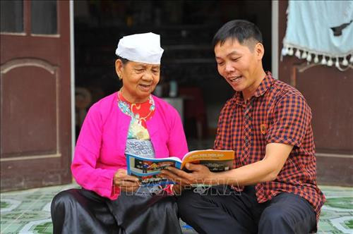 Bác sỹ quân y Bộ đội Biên phòng tỉnh Quảng Nam khám bệnh cho người dân xã biên giới Ga Ry, huyện Tây Giang. Ảnh: Đỗ Trưởng – TTXVN Cán bộ, chiến sỹ Đồn Biên phòng cửa khẩu Quốc tế Tây Trang (Điện Biên) tuyên truyền chủ trương, chính sách cho nhân dân xã Na Ư - địa bàn phức tạp về tệ nạn ma túy. Ảnh: Trần Việt – TTXVN Cán bộ Đồn Biên phòng Huổi Luông (Lai Châu) chủ động, tích cực bám dân, bám bản, tham gia giúp sức cùng đồng bào dân tộc thiểu số sở tại phát triển kinh tế. Ảnh: Việt Hoàng – TTXVN Lực lượng bộ đội và công an hỗ trợ người dân trong vùng đặc biệt nguy hiểm của mưa lũ di dời tài sản đến nơi an toàn tại huyện Văn Chấn, tỉnh Yên Bái. Ảnh: Tuấn Anh –TTXVN Cán bộ Đồn 519 (Bộ đội Biên phòng tỉnh Nghệ An) dạy chữ cho trẻ em dân tộc Mông ở bản Huồi Mới 1, xã Tri Lễ, huyện Quế Phong. Ảnh: TTXVN Cán bộ, chiến sĩ Đồn Biên phòng Huổi Luông (tỉnh Lai Châu) chủ động, tích cực bám dân, bám bản, tham gia giúp sức cùng đồng bào dân tộc thiểu số sở tại phát triển kinh tế. Ảnh: Việt Hoàng – TTXVN Hơn một năm, Thiếu úy Vàng Lao Lừ, Đồn Biên phòng Mường Lạn đã đưa con chữ tới với bản vùng cao xa xôi Co Muông, xã Mường Lạn, huyện Sốp Cộp (Sơn La) để dạy cho học sinh nơi đây. Sau một năm học, 100% các em đều đã biết đọc, biết viết và tính được những phép toán đơn giản. Ảnh: Nguyễn Hồng Cường – TTXVN Cán bộ, chiến sĩ các đơn vị thuộc Quân đoàn 3 giúp nhân dân làng Plei Trớ, xã Chư A Thai, huyện Phú Thiện, tỉnh Gia Lai di chuyển, sắp xếp lại nhà cửa, thực hiện Chương trình mục tiêu quốc gia về xây dựng nông thôn mới của huyện. Ảnh: Hoài Nam – TTXVN Trong sự nghiệp đổi mới, xây dựng và bảo vệ Tổ quốc, công tác dân vận đã hướng vào vận động các tầng lớp nhân dân hăng hái tham gia các phong trào thi đua thực hiện nhiệm vụ phát triển kinh tế - xã hội, củng cố quốc phòng - an ninh, xây dựng hệ thống chính trị. Trong ảnh: Cán bộ, chiến sĩ Đồn Biên phòng Dào San, huyện Phong Thổ, tỉnh Lai Châu thường xuyên xuống bản tuyên truyền cho nhân dân về giữ gìn an ninh trật tự, phương thức phát triển sản xuất, nâng cao năng suất cây trồng, vật nuôi. Ảnh: Công Tuyên – TTXVN Cán bộ, chiến sĩ Đồn Biên phòng Vĩnh Gia (An Giang) giúp dân gặt lúa ở những vùng ngập sâu, máy gặt không thể tiếp cận do ảnh hưởng của lũ. Ảnh: Công Mạo – TTXVN Trưởng Ban Dân vận huyện Tân Uyên, tỉnh Lai Châu (thứ 3 bên trái) cùng cán bộ xã tuyên truyền vận động người dân bản Khau Giếng, xã Hố Mít, huyện Tân Uyên bỏ những phong tục, tập quán lạc hậu, cùng giúp nhau phát triển kinh tế, xóa đói giảm nghèo, chung tay xây dựng nông thôn mới. Ảnh: Quý Trung – TTXVN Cán bộ xã cùng trưởng bản Pá Kim, xã Trung Đồng, huyện Tân Uyên, tỉnh Lai Châu vận động người dân chung tay bảo vệ rừng, không đốt nương bừa bãi gây cháy rừng trong thời tiết hanh khô. Ảnh: Quý Trung – TTXVN Là Bí thư Chi bộ, Trưởng ban công tác Mặt trận thôn và là Phó Đài truyền thanh của xã, anh Đinh Văn Thắng, dân tộc Mường, thôn Nga 3, xã Cúc Phương, huyện Nho Quan (Ninh Bình) phối hợp với các ban, ngành, đoàn thể tuyên truyền, vận động nhân dân xây dựng nếp sống văn minh trong việc cưới, việc tang và lễ hội; từng bước xoá bỏ các phong tục, tập quán lạc hậu, mê tín dị đoan... Ảnh: Minh Đức – TTXVN Đồn Biên phòng Thị Hoa, huyện Hạ Lang, tỉnh Cao Bằng vận động một số tổ chức trong tỉnh đóng góp tiền xây tặng nhà tình nghĩa cho các gia đình chính sách, giúp đồng bào trồng mía, góp phần nâng cao đời sống cho nhân dân nơi đơn vị đóng quân. Ảnh: TTXVN Công ty 75 thuộc Binh đoàn 15 làm tốt công tác dân vận nơi đơn vị đóng quân. Đơn vị đã kết nghĩa 43/43 làng dân tộc tại địa phương, tổ chức thăm hỏi, tặng quà cho đồng bào, đóng góp hàng nghìn công lao động làm đường giao thông, xây dựng nhà rông văn hóa, khám chữa bệnh cho hàng nghìn lượt người... Ảnh: TTXVN Bác sỹ quân y Bộ đội Biên phòng tỉnh Quảng Nam khám bệnh cho người dân xã biên giới Ga Ry, huyện Tây Giang. Ảnh: Đỗ Trưởng – TTXVN Cán bộ, chiến sỹ Đồn Biên phòng cửa khẩu Quốc tế Tây Trang (Điện Biên) tuyên truyền chủ trương, chính sách cho nhân dân xã Na Ư - địa bàn phức tạp về tệ nạn ma túy. Ảnh: Trần Việt – TTXVN Cán bộ Đồn Biên phòng Huổi Luông (Lai Châu) chủ động, tích cực bám dân, bám bản, tham gia giúp sức cùng đồng bào dân tộc thiểu số sở tại phát triển kinh tế. Ảnh: Việt Hoàng – TTXVN Lực lượng bộ đội và công an hỗ trợ người dân trong vùng đặc biệt nguy hiểm của mưa lũ di dời tài sản đến nơi an toàn tại huyện Văn Chấn, tỉnh Yên Bái. Ảnh: Tuấn Anh –TTXVN Cán bộ Đồn 519 (Bộ đội Biên phòng tỉnh Nghệ An) dạy chữ cho trẻ em dân tộc Mông ở bản Huồi Mới 1, xã Tri Lễ, huyện Quế Phong. Ảnh: TTXVN Cán bộ, chiến sĩ Đồn Biên phòng Huổi Luông (tỉnh Lai Châu) chủ động, tích cực bám dân, bám bản, tham gia giúp sức cùng đồng bào dân tộc thiểu số sở tại phát triển kinh tế. Ảnh: Việt Hoàng – TTXVN Hơn một năm, Thiếu úy Vàng Lao Lừ, Đồn Biên phòng Mường Lạn đã đưa con chữ tới với bản vùng cao xa xôi Co Muông, xã Mường Lạn, huyện Sốp Cộp (Sơn La) để dạy cho học sinh nơi đây. Sau một năm học, 100% các em đều đã biết đọc, biết viết và tính được những phép toán đơn giản. Ảnh: Nguyễn Hồng Cường – TTXVN Cán bộ, chiến sĩ các đơn vị thuộc Quân đoàn 3 giúp nhân dân làng Plei Trớ, xã Chư A Thai, huyện Phú Thiện, tỉnh Gia Lai di chuyển, sắp xếp lại nhà cửa, thực hiện Chương trình mục tiêu quốc gia về xây dựng nông thôn mới của huyện. Ảnh: Hoài Nam – TTXVN Trong sự nghiệp đổi mới, xây dựng và bảo vệ Tổ quốc, công tác dân vận đã hướng vào vận động các tầng lớp nhân dân hăng hái tham gia các phong trào thi đua thực hiện nhiệm vụ phát triển kinh tế - xã hội, củng cố quốc phòng - an ninh, xây dựng hệ thống chính trị. Trong ảnh: Cán bộ, chiến sĩ Đồn Biên phòng Dào San, huyện Phong Thổ, tỉnh Lai Châu thường xuyên xuống bản tuyên truyền cho nhân dân về giữ gìn an ninh trật tự, phương thức phát triển sản xuất, nâng cao năng suất cây trồng, vật nuôi. Ảnh: Công Tuyên – TTXVN Cán bộ, chiến sĩ Đồn Biên phòng Vĩnh Gia (An Giang) giúp dân gặt lúa ở những vùng ngập sâu, máy gặt không thể tiếp cận do ảnh hưởng của lũ. Ảnh: Công Mạo – TTXVN Trưởng Ban Dân vận huyện Tân Uyên, tỉnh Lai Châu (thứ 3 bên trái) cùng cán bộ xã tuyên truyền vận động người dân bản Khau Giếng, xã Hố Mít, huyện Tân Uyên bỏ những phong tục, tập quán lạc hậu, cùng giúp nhau phát triển kinh tế, xóa đói giảm nghèo, chung tay xây dựng nông thôn mới. Ảnh: Quý Trung – TTXVN Cán bộ xã cùng trưởng bản Pá Kim, xã Trung Đồng, huyện Tân Uyên, tỉnh Lai Châu vận động người dân chung tay bảo vệ rừng, không đốt nương bừa bãi gây cháy rừng trong thời tiết hanh khô. Ảnh: Quý Trung – TTXVN Là Bí thư Chi bộ, Trưởng ban công tác Mặt trận thôn và là Phó Đài truyền thanh của xã, anh Đinh Văn Thắng, dân tộc Mường, thôn Nga 3, xã Cúc Phương, huyện Nho Quan (Ninh Bình) phối hợp với các ban, ngành, đoàn thể tuyên truyền, vận động nhân dân xây dựng nếp sống văn minh trong việc cưới, việc tang và lễ hội; từng bước xoá bỏ các phong tục, tập quán lạc hậu, mê tín dị đoan... Ảnh: Minh Đức – TTXVN Đồn Biên phòng Thị Hoa, huyện Hạ Lang, tỉnh Cao Bằng vận động một số tổ chức trong tỉnh đóng góp tiền xây tặng nhà tình nghĩa cho các gia đình chính sách, giúp đồng bào trồng mía, góp phần nâng cao đời sống cho nhân dân nơi đơn vị đóng quân. Ảnh: TTXVN Công ty 75 thuộc Binh đoàn 15 làm tốt công tác dân vận nơi đơn vị đóng quân. Đơn vị đã kết nghĩa 43/43 làng dân tộc tại địa phương, tổ chức thăm hỏi, tặng quà cho đồng bào, đóng góp hàng nghìn công lao động làm đường giao thông, xây dựng nhà rông văn hóa, khám chữa bệnh cho hàng nghìn lượt người... Ảnh: TTXVN
