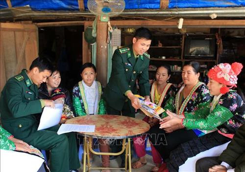 Bác sỹ quân y Bộ đội Biên phòng tỉnh Quảng Nam khám bệnh cho người dân xã biên giới Ga Ry, huyện Tây Giang. Ảnh: Đỗ Trưởng – TTXVN Cán bộ, chiến sỹ Đồn Biên phòng cửa khẩu Quốc tế Tây Trang (Điện Biên) tuyên truyền chủ trương, chính sách cho nhân dân xã Na Ư - địa bàn phức tạp về tệ nạn ma túy. Ảnh: Trần Việt – TTXVN Cán bộ Đồn Biên phòng Huổi Luông (Lai Châu) chủ động, tích cực bám dân, bám bản, tham gia giúp sức cùng đồng bào dân tộc thiểu số sở tại phát triển kinh tế. Ảnh: Việt Hoàng – TTXVN Lực lượng bộ đội và công an hỗ trợ người dân trong vùng đặc biệt nguy hiểm của mưa lũ di dời tài sản đến nơi an toàn tại huyện Văn Chấn, tỉnh Yên Bái. Ảnh: Tuấn Anh –TTXVN Cán bộ Đồn 519 (Bộ đội Biên phòng tỉnh Nghệ An) dạy chữ cho trẻ em dân tộc Mông ở bản Huồi Mới 1, xã Tri Lễ, huyện Quế Phong. Ảnh: TTXVN Cán bộ, chiến sĩ Đồn Biên phòng Huổi Luông (tỉnh Lai Châu) chủ động, tích cực bám dân, bám bản, tham gia giúp sức cùng đồng bào dân tộc thiểu số sở tại phát triển kinh tế. Ảnh: Việt Hoàng – TTXVN Hơn một năm, Thiếu úy Vàng Lao Lừ, Đồn Biên phòng Mường Lạn đã đưa con chữ tới với bản vùng cao xa xôi Co Muông, xã Mường Lạn, huyện Sốp Cộp (Sơn La) để dạy cho học sinh nơi đây. Sau một năm học, 100% các em đều đã biết đọc, biết viết và tính được những phép toán đơn giản. Ảnh: Nguyễn Hồng Cường – TTXVN Cán bộ, chiến sĩ các đơn vị thuộc Quân đoàn 3 giúp nhân dân làng Plei Trớ, xã Chư A Thai, huyện Phú Thiện, tỉnh Gia Lai di chuyển, sắp xếp lại nhà cửa, thực hiện Chương trình mục tiêu quốc gia về xây dựng nông thôn mới của huyện. Ảnh: Hoài Nam – TTXVN Trong sự nghiệp đổi mới, xây dựng và bảo vệ Tổ quốc, công tác dân vận đã hướng vào vận động các tầng lớp nhân dân hăng hái tham gia các phong trào thi đua thực hiện nhiệm vụ phát triển kinh tế - xã hội, củng cố quốc phòng - an ninh, xây dựng hệ thống chính trị. Trong ảnh: Cán bộ, chiến sĩ Đồn Biên phòng Dào San, huyện Phong Thổ, tỉnh Lai Châu thường xuyên xuống bản tuyên truyền cho nhân dân về giữ gìn an ninh trật tự, phương thức phát triển sản xuất, nâng cao năng suất cây trồng, vật nuôi. Ảnh: Công Tuyên – TTXVN Cán bộ, chiến sĩ Đồn Biên phòng Vĩnh Gia (An Giang) giúp dân gặt lúa ở những vùng ngập sâu, máy gặt không thể tiếp cận do ảnh hưởng của lũ. Ảnh: Công Mạo – TTXVN Trưởng Ban Dân vận huyện Tân Uyên, tỉnh Lai Châu (thứ 3 bên trái) cùng cán bộ xã tuyên truyền vận động người dân bản Khau Giếng, xã Hố Mít, huyện Tân Uyên bỏ những phong tục, tập quán lạc hậu, cùng giúp nhau phát triển kinh tế, xóa đói giảm nghèo, chung tay xây dựng nông thôn mới. Ảnh: Quý Trung – TTXVN Cán bộ xã cùng trưởng bản Pá Kim, xã Trung Đồng, huyện Tân Uyên, tỉnh Lai Châu vận động người dân chung tay bảo vệ rừng, không đốt nương bừa bãi gây cháy rừng trong thời tiết hanh khô. Ảnh: Quý Trung – TTXVN Là Bí thư Chi bộ, Trưởng ban công tác Mặt trận thôn và là Phó Đài truyền thanh của xã, anh Đinh Văn Thắng, dân tộc Mường, thôn Nga 3, xã Cúc Phương, huyện Nho Quan (Ninh Bình) phối hợp với các ban, ngành, đoàn thể tuyên truyền, vận động nhân dân xây dựng nếp sống văn minh trong việc cưới, việc tang và lễ hội; từng bước xoá bỏ các phong tục, tập quán lạc hậu, mê tín dị đoan... Ảnh: Minh Đức – TTXVN Đồn Biên phòng Thị Hoa, huyện Hạ Lang, tỉnh Cao Bằng vận động một số tổ chức trong tỉnh đóng góp tiền xây tặng nhà tình nghĩa cho các gia đình chính sách, giúp đồng bào trồng mía, góp phần nâng cao đời sống cho nhân dân nơi đơn vị đóng quân. Ảnh: TTXVN Công ty 75 thuộc Binh đoàn 15 làm tốt công tác dân vận nơi đơn vị đóng quân. Đơn vị đã kết nghĩa 43/43 làng dân tộc tại địa phương, tổ chức thăm hỏi, tặng quà cho đồng bào, đóng góp hàng nghìn công lao động làm đường giao thông, xây dựng nhà rông văn hóa, khám chữa bệnh cho hàng nghìn lượt người... Ảnh: TTXVN Bác sỹ quân y Bộ đội Biên phòng tỉnh Quảng Nam khám bệnh cho người dân xã biên giới Ga Ry, huyện Tây Giang. Ảnh: Đỗ Trưởng – TTXVN Cán bộ, chiến sỹ Đồn Biên phòng cửa khẩu Quốc tế Tây Trang (Điện Biên) tuyên truyền chủ trương, chính sách cho nhân dân xã Na Ư - địa bàn phức tạp về tệ nạn ma túy. Ảnh: Trần Việt – TTXVN Cán bộ Đồn Biên phòng Huổi Luông (Lai Châu) chủ động, tích cực bám dân, bám bản, tham gia giúp sức cùng đồng bào dân tộc thiểu số sở tại phát triển kinh tế. Ảnh: Việt Hoàng – TTXVN Lực lượng bộ đội và công an hỗ trợ người dân trong vùng đặc biệt nguy hiểm của mưa lũ di dời tài sản đến nơi an toàn tại huyện Văn Chấn, tỉnh Yên Bái. Ảnh: Tuấn Anh –TTXVN Cán bộ Đồn 519 (Bộ đội Biên phòng tỉnh Nghệ An) dạy chữ cho trẻ em dân tộc Mông ở bản Huồi Mới 1, xã Tri Lễ, huyện Quế Phong. Ảnh: TTXVN Cán bộ, chiến sĩ Đồn Biên phòng Huổi Luông (tỉnh Lai Châu) chủ động, tích cực bám dân, bám bản, tham gia giúp sức cùng đồng bào dân tộc thiểu số sở tại phát triển kinh tế. Ảnh: Việt Hoàng – TTXVN Hơn một năm, Thiếu úy Vàng Lao Lừ, Đồn Biên phòng Mường Lạn đã đưa con chữ tới với bản vùng cao xa xôi Co Muông, xã Mường Lạn, huyện Sốp Cộp (Sơn La) để dạy cho học sinh nơi đây. Sau một năm học, 100% các em đều đã biết đọc, biết viết và tính được những phép toán đơn giản. Ảnh: Nguyễn Hồng Cường – TTXVN Cán bộ, chiến sĩ các đơn vị thuộc Quân đoàn 3 giúp nhân dân làng Plei Trớ, xã Chư A Thai, huyện Phú Thiện, tỉnh Gia Lai di chuyển, sắp xếp lại nhà cửa, thực hiện Chương trình mục tiêu quốc gia về xây dựng nông thôn mới của huyện. Ảnh: Hoài Nam – TTXVN Trong sự nghiệp đổi mới, xây dựng và bảo vệ Tổ quốc, công tác dân vận đã hướng vào vận động các tầng lớp nhân dân hăng hái tham gia các phong trào thi đua thực hiện nhiệm vụ phát triển kinh tế - xã hội, củng cố quốc phòng - an ninh, xây dựng hệ thống chính trị. Trong ảnh: Cán bộ, chiến sĩ Đồn Biên phòng Dào San, huyện Phong Thổ, tỉnh Lai Châu thường xuyên xuống bản tuyên truyền cho nhân dân về giữ gìn an ninh trật tự, phương thức phát triển sản xuất, nâng cao năng suất cây trồng, vật nuôi. Ảnh: Công Tuyên – TTXVN Cán bộ, chiến sĩ Đồn Biên phòng Vĩnh Gia (An Giang) giúp dân gặt lúa ở những vùng ngập sâu, máy gặt không thể tiếp cận do ảnh hưởng của lũ. Ảnh: Công Mạo – TTXVN Trưởng Ban Dân vận huyện Tân Uyên, tỉnh Lai Châu (thứ 3 bên trái) cùng cán bộ xã tuyên truyền vận động người dân bản Khau Giếng, xã Hố Mít, huyện Tân Uyên bỏ những phong tục, tập quán lạc hậu, cùng giúp nhau phát triển kinh tế, xóa đói giảm nghèo, chung tay xây dựng nông thôn mới. Ảnh: Quý Trung – TTXVN Cán bộ xã cùng trưởng bản Pá Kim, xã Trung Đồng, huyện Tân Uyên, tỉnh Lai Châu vận động người dân chung tay bảo vệ rừng, không đốt nương bừa bãi gây cháy rừng trong thời tiết hanh khô. Ảnh: Quý Trung – TTXVN Là Bí thư Chi bộ, Trưởng ban công tác Mặt trận thôn và là Phó Đài truyền thanh của xã, anh Đinh Văn Thắng, dân tộc Mường, thôn Nga 3, xã Cúc Phương, huyện Nho Quan (Ninh Bình) phối hợp với các ban, ngành, đoàn thể tuyên truyền, vận động nhân dân xây dựng nếp sống văn minh trong việc cưới, việc tang và lễ hội; từng bước xoá bỏ các phong tục, tập quán lạc hậu, mê tín dị đoan... Ảnh: Minh Đức – TTXVN Đồn Biên phòng Thị Hoa, huyện Hạ Lang, tỉnh Cao Bằng vận động một số tổ chức trong tỉnh đóng góp tiền xây tặng nhà tình nghĩa cho các gia đình chính sách, giúp đồng bào trồng mía, góp phần nâng cao đời sống cho nhân dân nơi đơn vị đóng quân. Ảnh: TTXVN Công ty 75 thuộc Binh đoàn 15 làm tốt công tác dân vận nơi đơn vị đóng quân. Đơn vị đã kết nghĩa 43/43 làng dân tộc tại địa phương, tổ chức thăm hỏi, tặng quà cho đồng bào, đóng góp hàng nghìn công lao động làm đường giao thông, xây dựng nhà rông văn hóa, khám chữa bệnh cho hàng nghìn lượt người... Ảnh: TTXVN