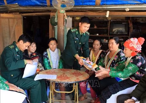 Bác sỹ quân y Bộ đội Biên phòng tỉnh Quảng Nam khám bệnh cho người dân xã biên giới Ga Ry, huyện Tây Giang. Ảnh: Đỗ Trưởng – TTXVN Cán bộ, chiến sỹ Đồn Biên phòng cửa khẩu Quốc tế Tây Trang (Điện Biên) tuyên truyền chủ trương, chính sách cho nhân dân xã Na Ư - địa bàn phức tạp về tệ nạn ma túy. Ảnh: Trần Việt – TTXVN Cán bộ Đồn Biên phòng Huổi Luông (Lai Châu) chủ động, tích cực bám dân, bám bản, tham gia giúp sức cùng đồng bào dân tộc thiểu số sở tại phát triển kinh tế. Ảnh: Việt Hoàng – TTXVN Lực lượng bộ đội và công an hỗ trợ người dân trong vùng đặc biệt nguy hiểm của mưa lũ di dời tài sản đến nơi an toàn tại huyện Văn Chấn, tỉnh Yên Bái. Ảnh: Tuấn Anh –TTXVN Cán bộ Đồn 519 (Bộ đội Biên phòng tỉnh Nghệ An) dạy chữ cho trẻ em dân tộc Mông ở bản Huồi Mới 1, xã Tri Lễ, huyện Quế Phong. Ảnh: TTXVN Cán bộ, chiến sĩ Đồn Biên phòng Huổi Luông (tỉnh Lai Châu) chủ động, tích cực bám dân, bám bản, tham gia giúp sức cùng đồng bào dân tộc thiểu số sở tại phát triển kinh tế. Ảnh: Việt Hoàng – TTXVN Hơn một năm, Thiếu úy Vàng Lao Lừ, Đồn Biên phòng Mường Lạn đã đưa con chữ tới với bản vùng cao xa xôi Co Muông, xã Mường Lạn, huyện Sốp Cộp (Sơn La) để dạy cho học sinh nơi đây. Sau một năm học, 100% các em đều đã biết đọc, biết viết và tính được những phép toán đơn giản. Ảnh: Nguyễn Hồng Cường – TTXVN Cán bộ, chiến sĩ các đơn vị thuộc Quân đoàn 3 giúp nhân dân làng Plei Trớ, xã Chư A Thai, huyện Phú Thiện, tỉnh Gia Lai di chuyển, sắp xếp lại nhà cửa, thực hiện Chương trình mục tiêu quốc gia về xây dựng nông thôn mới của huyện. Ảnh: Hoài Nam – TTXVN Trong sự nghiệp đổi mới, xây dựng và bảo vệ Tổ quốc, công tác dân vận đã hướng vào vận động các tầng lớp nhân dân hăng hái tham gia các phong trào thi đua thực hiện nhiệm vụ phát triển kinh tế - xã hội, củng cố quốc phòng - an ninh, xây dựng hệ thống chính trị. Trong ảnh: Cán bộ, chiến sĩ Đồn Biên phòng Dào San, huyện Phong Thổ, tỉnh Lai Châu thường xuyên xuống bản tuyên truyền cho nhân dân về giữ gìn an ninh trật tự, phương thức phát triển sản xuất, nâng cao năng suất cây trồng, vật nuôi. Ảnh: Công Tuyên – TTXVN Cán bộ, chiến sĩ Đồn Biên phòng Vĩnh Gia (An Giang) giúp dân gặt lúa ở những vùng ngập sâu, máy gặt không thể tiếp cận do ảnh hưởng của lũ. Ảnh: Công Mạo – TTXVN Trưởng Ban Dân vận huyện Tân Uyên, tỉnh Lai Châu (thứ 3 bên trái) cùng cán bộ xã tuyên truyền vận động người dân bản Khau Giếng, xã Hố Mít, huyện Tân Uyên bỏ những phong tục, tập quán lạc hậu, cùng giúp nhau phát triển kinh tế, xóa đói giảm nghèo, chung tay xây dựng nông thôn mới. Ảnh: Quý Trung – TTXVN Cán bộ xã cùng trưởng bản Pá Kim, xã Trung Đồng, huyện Tân Uyên, tỉnh Lai Châu vận động người dân chung tay bảo vệ rừng, không đốt nương bừa bãi gây cháy rừng trong thời tiết hanh khô. Ảnh: Quý Trung – TTXVN Là Bí thư Chi bộ, Trưởng ban công tác Mặt trận thôn và là Phó Đài truyền thanh của xã, anh Đinh Văn Thắng, dân tộc Mường, thôn Nga 3, xã Cúc Phương, huyện Nho Quan (Ninh Bình) phối hợp với các ban, ngành, đoàn thể tuyên truyền, vận động nhân dân xây dựng nếp sống văn minh trong việc cưới, việc tang và lễ hội; từng bước xoá bỏ các phong tục, tập quán lạc hậu, mê tín dị đoan... Ảnh: Minh Đức – TTXVN Đồn Biên phòng Thị Hoa, huyện Hạ Lang, tỉnh Cao Bằng vận động một số tổ chức trong tỉnh đóng góp tiền xây tặng nhà tình nghĩa cho các gia đình chính sách, giúp đồng bào trồng mía, góp phần nâng cao đời sống cho nhân dân nơi đơn vị đóng quân. Ảnh: TTXVN Công ty 75 thuộc Binh đoàn 15 làm tốt công tác dân vận nơi đơn vị đóng quân. Đơn vị đã kết nghĩa 43/43 làng dân tộc tại địa phương, tổ chức thăm hỏi, tặng quà cho đồng bào, đóng góp hàng nghìn công lao động làm đường giao thông, xây dựng nhà rông văn hóa, khám chữa bệnh cho hàng nghìn lượt người... Ảnh: TTXVN
