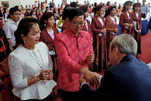 Ban tổ chức đội mũ bảo hiểm "tằng cẩu" cho phụ nữ dân tộc Thái ở Sơn La. Ảnh: Nguyễn Hồng Cường - TTXVN Ban tổ chức đội mũ bảo hiểm "tằng cẩu" cho phụ nữ dân tộc Thái ở Sơn La. Ảnh: Nguyễn Hồng Cường - TTXVN