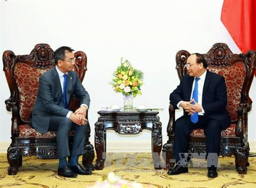 Những bó hoa loa kèn tròn đầy mọng nước, đầy sức sống luôn sẵn sàng nở rộ trong thời khắc giao mùa. Những bó hoa loa kèn tròn đầy mọng nước, đầy sức sống luôn sẵn sàng nở rộ trong thời khắc giao mùa.