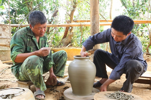 Công đoạn hoàn thiện bình gốm