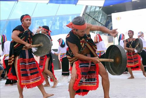 Đoàn nghệ nhân trình diễn các điệu múa truyền thống của đồng bào Cor. Ảnh: Trần Lê Lâm - TTXVN