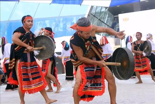 Đoàn nghệ nhân trình diễn các điệu múa truyền thống của đồng bào Cor. Ảnh: Trần Lê Lâm - TTXVN