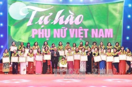 Thủ tướng Nguyễn Xuân Phúc và Chủ tịch Hội LHPN Việt Nam Nguyễn Thị Thu Hà trao tặng Bằng khen của Hội LHPN Việt Nam cho các phụ nữ điển hình tiên tiến. Ảnh: TTXVN