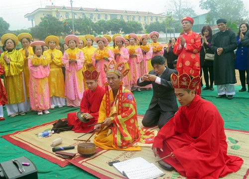 Ngày 4/2/2017, trong không khí phấn khởi đầu xuân năm mới Đinh Dậu - 2017, huyện Chiêm Hóa, tỉnh Tuyên Quang đã tổ chức Lễ hội Lồng Tông – ngày hội xuống đồng. Đây là Lễ hội truyền thống, đặc sắc của đồng bào dân tộc Tày tỉnh Tuyên Quang được tổ chức vào mồng 8 tháng giêng âm lịch hàng năm với mong ước cầu một năm mới mưa thuận, gió hoà, mùa màng bội thu, nhà nhà ấm no hạnh phúc... Trong ảnh: Thầy Cả (người cúng chính của buổi lễ) và các thầy giúp việc làm lễ tạ ơn trời đất tại lễ hội. Ảnh: Quang Đán – TTXVN Ngày 4/2/2017, trong không khí phấn khởi đầu xuân năm mới Đinh Dậu - 2017, huyện Chiêm Hóa, tỉnh Tuyên Quang đã tổ chức Lễ hội Lồng Tông – ngày hội xuống đồng. Đây là Lễ hội truyền thống, đặc sắc của đồng bào dân tộc Tày tỉnh Tuyên Quang được tổ chức vào mồng 8 tháng giêng âm lịch hàng năm với mong ước cầu một năm mới mưa thuận, gió hoà, mùa màng bội thu, nhà nhà ấm no hạnh phúc... Trong ảnh: Thầy Cả (người cúng chính của buổi lễ) và các thầy giúp việc làm lễ tạ ơn trời đất tại lễ hội. Ảnh: Quang Đán – TTXVN