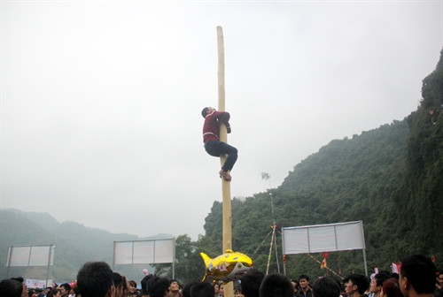 Ngày 5/2/2017 ( tức mùng 9 tết Xuân Đinh Dậu), tại Di tích thắng cảnh Quốc gia Động Tiên, huyện Hàm Yên (Tuyên Quang) diễn ra Lễ hội Động Tiên và Chợ quê Hàm Yên năm 2017. Đây là Lễ hội truyền thống của đồng bào các dân tộc trong tỉnh Tuyên Quang với ước nguyện về một năm mới mưa thuận, gió hòa, mùa màng bội thu, nhà nhà ấm no hạnh phúc và quảng bá những sản phẩm nông sản truyền thống của địa phương. Trong ảnh: du khách tham gia trò chơi leo cột tại lễ hội. Ảnh: Quang Cường- TTXVN Ngày 5/2/2017 ( tức mùng 9 tết Xuân Đinh Dậu), tại Di tích thắng cảnh Quốc gia Động Tiên, huyện Hàm Yên (Tuyên Quang) diễn ra Lễ hội Động Tiên và Chợ quê Hàm Yên năm 2017. Đây là Lễ hội truyền thống của đồng bào các dân tộc trong tỉnh Tuyên Quang với ước nguyện về một năm mới mưa thuận, gió hòa, mùa màng bội thu, nhà nhà ấm no hạnh phúc và quảng bá những sản phẩm nông sản truyền thống của địa phương. Trong ảnh: du khách tham gia trò chơi leo cột tại lễ hội. Ảnh: Quang Cường- TTXVN
