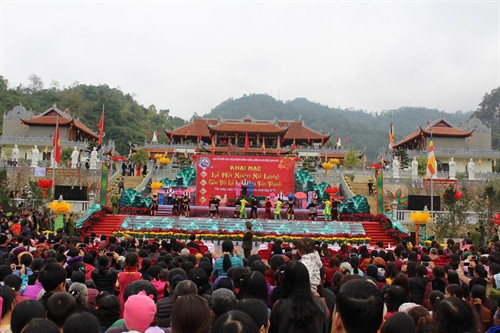 Ngày 5/2/017 (tức ngày mồng 9 tháng Giêng năm Đinh Dậu), tại chùa Tân Thanh, huyện Văn Lãng, tỉnh Lạng Sơn khai mạc Lễ hội Xuân Xứ Lạng năm 2017 gắn với Lễ hội Chùa Tân Thanh. Đây là Lễ hội đầu tiên trong chuỗi các hoạt động mừng Đảng – mừng Xuân và khai mạc Tuần Văn hóa – Du lịch Lạng Sơn năm 2017. Trong ảnh: Lễ khai mạc Lễ hội Xuân Xứ Lạng 2017. Ảnh: Doãn Hoàng Nam - TTXVN Ngày 5/2/017 (tức ngày mồng 9 tháng Giêng năm Đinh Dậu), tại chùa Tân Thanh, huyện Văn Lãng, tỉnh Lạng Sơn khai mạc Lễ hội Xuân Xứ Lạng năm 2017 gắn với Lễ hội Chùa Tân Thanh. Đây là Lễ hội đầu tiên trong chuỗi các hoạt động mừng Đảng – mừng Xuân và khai mạc Tuần Văn hóa – Du lịch Lạng Sơn năm 2017. Trong ảnh: Lễ khai mạc Lễ hội Xuân Xứ Lạng 2017. Ảnh: Doãn Hoàng Nam - TTXVN