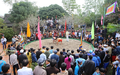 Sáng 2/2/2017 (mồng 6 Tết), đông đảo người dân và du khách gần xa đổ về sân đình làng Thủ Lễ thuộc xã Quảng Phước, huyện Quảng Điền, tỉnh Thừa Thiên - Huế tham dự hội vật truyền thống Thủ Lễ 2017. Hội vật năm nay quy tụ gần 100 đô vật thiếu niên và thanh niên trong và ngoài huyện Quảng Điền tham gia tranh tài. Đây là hội vật có lịch sử hình thành gần 400 năm; được được duy trì và phát triển đến nay. Ảnh: Hồ Cầu- TTXVN Sáng 2/2/2017 (mồng 6 Tết), đông đảo người dân và du khách gần xa đổ về sân đình làng Thủ Lễ thuộc xã Quảng Phước, huyện Quảng Điền, tỉnh Thừa Thiên - Huế tham dự hội vật truyền thống Thủ Lễ 2017. Hội vật năm nay quy tụ gần 100 đô vật thiếu niên và thanh niên trong và ngoài huyện Quảng Điền tham gia tranh tài. Đây là hội vật có lịch sử hình thành gần 400 năm; được được duy trì và phát triển đến nay. Ảnh: Hồ Cầu- TTXVN