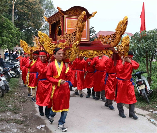 Ngày 2/2 (tức ngày 6 tháng Giêng âm lịch), lễ hội truyền thống làng Ném Thượng, phường Khắc Niệm, thành phố Bắc Ninh, tỉnh Bắc Ninh chính thức diễn ra theo nghi lễ truyền thống. Tuy nhiên, nghi thức chém lợn giữa sân đình đã được đưa vào khu vực kín đáo làm thịt tế thánh, không tổ chức nghi lễ chém lợn ngay giữa sân đình gây phản cảm, kích động bạo lực như những năm trước. Nghi lễ này được mô phỏng hành động chém lợn rừng khao quân của vị tướng Lý Đoàn Thượng dưới triều Lý nhằm tôn vinh công lao của Thành hoàng, nhắc nhở con cháu về truyền thống anh dũng của các bậc tiền bối có công bảo vệ đất nước. Ảnh: TTXVN Ngày 2/2 (tức ngày 6 tháng Giêng âm lịch), lễ hội truyền thống làng Ném Thượng, phường Khắc Niệm, thành phố Bắc Ninh, tỉnh Bắc Ninh chính thức diễn ra theo nghi lễ truyền thống. Tuy nhiên, nghi thức chém lợn giữa sân đình đã được đưa vào khu vực kín đáo làm thịt tế thánh, không tổ chức nghi lễ chém lợn ngay giữa sân đình gây phản cảm, kích động bạo lực như những năm trước. Nghi lễ này được mô phỏng hành động chém lợn rừng khao quân của vị tướng Lý Đoàn Thượng dưới triều Lý nhằm tôn vinh công lao của Thành hoàng, nhắc nhở con cháu về truyền thống anh dũng của các bậc tiền bối có công bảo vệ đất nước. Ảnh: TTXVN