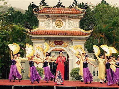 Ngày 4/2/2017 (tức 8 tháng Giêng Xuân Đinh Dậu), tỉnh Thừa Thiên - Huế tổ chức Lễ hội Đền Huyền Trân Xuân Đinh Dậu với chủ đề "Ngưỡng vọng Tiền nhân". Diễn ra trong 2 ngày, lễ hội đón khoảng 500 diễn viên, nhạc công... tham gia phục vụ các chương trình nghệ thuật sử thi, đấu cờ người, biểu diễn võ cổ truyền, lân sư rồng, thi đấu môn thể thao dân tộc, trưng bày các sản phẩm thủ công mỹ nghệ... Đây là chuỗi hoạt động nhằm để tưởng nhớ công lao mở mang bờ cõi của công chúa Huyền Trân. Lễ hội thu hút đông đảo các tầng lớp nhân dân, bà con tăng ni phật tử, các chức sắc tôn giáo và du khách gần xa về dự. Trong ảnh: Các hoạt động tại lễ hội đền Huyền Trân. Ảnh: Quốc Việt – TTXVN Ngày 4/2/2017 (tức 8 tháng Giêng Xuân Đinh Dậu), tỉnh Thừa Thiên - Huế tổ chức Lễ hội Đền Huyền Trân Xuân Đinh Dậu với chủ đề "Ngưỡng vọng Tiền nhân". Diễn ra trong 2 ngày, lễ hội đón khoảng 500 diễn viên, nhạc công... tham gia phục vụ các chương trình nghệ thuật sử thi, đấu cờ người, biểu diễn võ cổ truyền, lân sư rồng, thi đấu môn thể thao dân tộc, trưng bày các sản phẩm thủ công mỹ nghệ... Đây là chuỗi hoạt động nhằm để tưởng nhớ công lao mở mang bờ cõi của công chúa Huyền Trân. Lễ hội thu hút đông đảo các tầng lớp nhân dân, bà con tăng ni phật tử, các chức sắc tôn giáo và du khách gần xa về dự. Trong ảnh: Các hoạt động tại lễ hội đền Huyền Trân. Ảnh: Quốc Việt – TTXVN