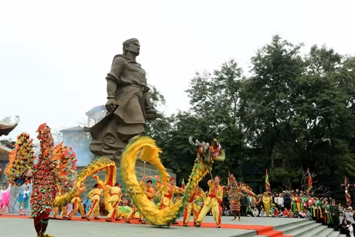 Sáng 1/2/2017 (tức mùng 5 tháng Giêng), Lễ hội kỷ niệm 228 năm Chiến thắng Ngọc Hồi – Đống Đa, tôn vinh, tưởng nhớ công lao của người Anh hùng áo vải cờ đào Quang Trung - Nguyễn Huệ cùng các tướng lĩnh, nghĩa quân Tây Sơn đã diễn ra tại Công viên văn hóa Đống Đa, Hà Nội. Thủ tướng Chính phủ Nguyễn Xuân Phúc, Chủ nhiệm Ủy ban Kiểm tra Trung ương Đảng Trần Quốc Vượng, Phó Chủ tịch Quốc hội Uông Chu Lưu… cùng đại diện lãnh đạo các ban, ngành, thành phố Hà Nội và đông đảo người dân tham dự lễ hội. Ảnh: Danh Lam- TTXVN