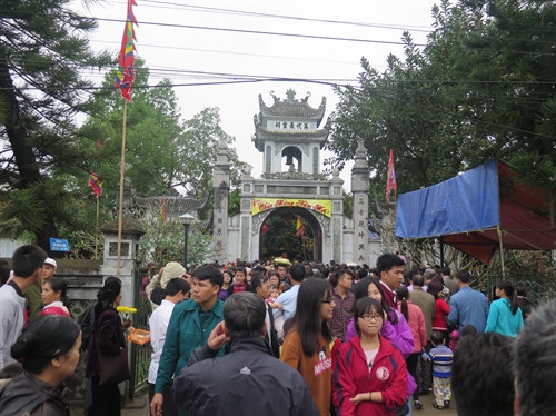 Ngày 4/2/2017, con cháu dòng họ Vũ (Võ) ở mọi miền tổ quốc và du khách thập phương đã về khai hội làng tiến sỹ Mộ Trạch huyện Bình Giang tỉnh Hải Dương. Lễ hội truyền thống của làng là dịp để con cháu tưởng nhớ công đức của cha ông cũng như tạo thêm động lực để các thế hệ nối tiếp truyền thống hiếu học của làng quê độc nhất vô nhị của cả nước. Trong ảnh: Du khách thập phương về dự lễ hội. Ảnh: Hiền Anh_TTXVN. Ngày 4/2/2017, con cháu dòng họ Vũ (Võ) ở mọi miền tổ quốc và du khách thập phương đã về khai hội làng tiến sỹ Mộ Trạch huyện Bình Giang tỉnh Hải Dương. Lễ hội truyền thống của làng là dịp để con cháu tưởng nhớ công đức của cha ông cũng như tạo thêm động lực để các thế hệ nối tiếp truyền thống hiếu học của làng quê độc nhất vô nhị của cả nước. Trong ảnh: Du khách thập phương về dự lễ hội. Ảnh: Hiền Anh_TTXVN.