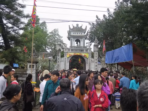 Ngày 4/2/2017, con cháu dòng họ Vũ (Võ) ở mọi miền tổ quốc và du khách thập phương đã về khai hội làng tiến sỹ Mộ Trạch huyện Bình Giang tỉnh Hải Dương. Lễ hội truyền thống của làng là dịp để con cháu tưởng nhớ công đức của cha ông cũng như tạo thêm động lực để các thế hệ nối tiếp truyền thống hiếu học của làng quê độc nhất vô nhị của cả nước. Trong ảnh: Du khách thập phương về dự lễ hội. Ảnh: Hiền Anh_TTXVN.