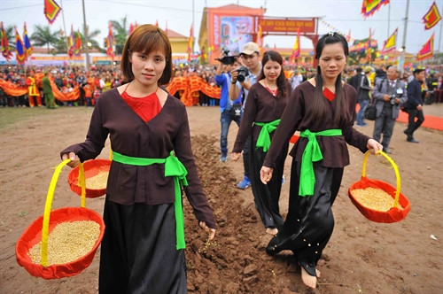 Sáng 3/2/2017 (tức mùng 7 Tết Đinh Dậu), tại xã Đọi Sơn, huyện Duy Tiên, UBND tỉnh Hà Nam tổ chức Lễ hội Tịch điền - lễ hội truyền thống xuống đồng cày ruộng và cầu cho một năm mưa thuận gió hòa, mùa màng tươi tốt. Chủ tịch nước Trần Đại Quang cùng đông đảo nhân dân và du khách thập phương về dự lễ hội. Ảnh: TTXVN Sáng 3/2/2017 (tức mùng 7 Tết Đinh Dậu), tại xã Đọi Sơn, huyện Duy Tiên, UBND tỉnh Hà Nam tổ chức Lễ hội Tịch điền - lễ hội truyền thống xuống đồng cày ruộng và cầu cho một năm mưa thuận gió hòa, mùa màng tươi tốt. Chủ tịch nước Trần Đại Quang cùng đông đảo nhân dân và du khách thập phương về dự lễ hội. Ảnh: TTXVN