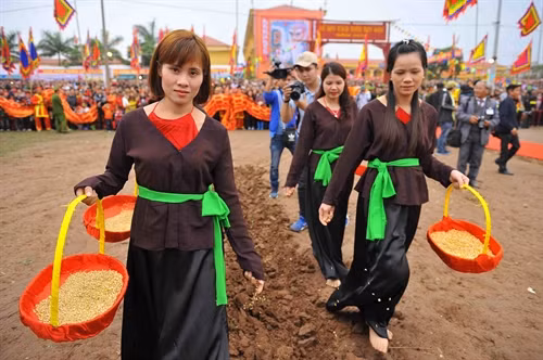 Sáng 3/2/2017 (tức mùng 7 Tết Đinh Dậu), tại xã Đọi Sơn, huyện Duy Tiên, UBND tỉnh Hà Nam tổ chức Lễ hội Tịch điền - lễ hội truyền thống xuống đồng cày ruộng và cầu cho một năm mưa thuận gió hòa, mùa màng tươi tốt. Chủ tịch nước Trần Đại Quang cùng đông đảo nhân dân và du khách thập phương về dự lễ hội. Ảnh: TTXVN