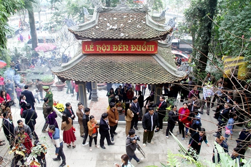 Ngày 2/2/2017, đã thành thông lệ, nhằm ngày mùng 6 tháng Giêng, Lễ hội đền Đuổm được tổ chức tại xóm Đuổm, xã Động Đạt, huyện Phú Lương, tỉnh Thái Nguyên. Đây là một trong những Lễ hội lớn của tỉnh Thái Nguyên trong dịp đầu xuân năm mới. Đền Đuổm thờ vị Anh hùng dân tộc Dương Tự Minh, người có công lao to lớn trong việc đánh đuổi giặc ngoại xâm, bảo vệ vững chắc biên cương phía Bắc của Tổ quốc Đại Việt dưới các triều vua Lý. Ảnh: TTXVN Ngày 2/2/2017, đã thành thông lệ, nhằm ngày mùng 6 tháng Giêng, Lễ hội đền Đuổm được tổ chức tại xóm Đuổm, xã Động Đạt, huyện Phú Lương, tỉnh Thái Nguyên. Đây là một trong những Lễ hội lớn của tỉnh Thái Nguyên trong dịp đầu xuân năm mới. Đền Đuổm thờ vị Anh hùng dân tộc Dương Tự Minh, người có công lao to lớn trong việc đánh đuổi giặc ngoại xâm, bảo vệ vững chắc biên cương phía Bắc của Tổ quốc Đại Việt dưới các triều vua Lý. Ảnh: TTXVN