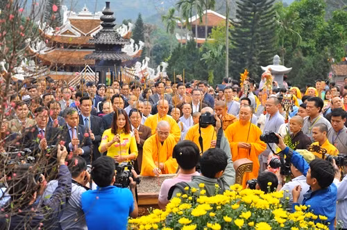Sáng 2/2/2017 (mùng 6 Tết Đinh Dậu), tại xã Hương Sơn, huyện Mỹ Đức (Hà Nội) diễn ra Lễ khai hội chùa Hương - Xuân Đinh Dậu 2017. Đây là lễ hội lớn nhất và được tổ chức trong thời gian dài nhất tại Việt Nam.Ảnh: Danh Lam-TTXVN