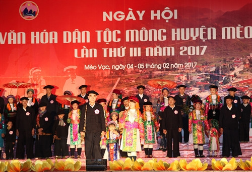 Tối 4/2/2017, tại huyện Mèo Vạc diễn ra Lễ khai mạc Ngày hội văn hóa dân tộc Mông. Đây là sự kiện nổi bật đầu tiên trong năm 2017 của tỉnh Hà Giang nhằm bảo tồn, khai thác, tái hiện các giá trị văn hóa và tạo sân chơi rộng lớn cho dân tộc Mông ở Cao nguyên đá Đồng Văn. Đến với ngày hội, du khách sẽ được tham gia trải nghiệm các hoạt động như thi đánh yến, thi cuộn và dệt vải lanh, đan quẩy tấu… thưởng thức các món ăn đặc trưng của đồng bào như mèn mén, thắng cố, thịt treo gác bếp... cùng nhiều hoạt động văn hóa thể thao dân gian mang đậm bản sắc của đồng bào dân tộc Mông. Du khách còn được chứng kiến màn múa khèn tập thể của gần 200 đôi nam, nữ thanh niên người dân tộc Mông; được xem Lễ hội vỗ mông, đây là nét văn hóa vô cùng độc đáo và duy nhất chỉ có trong cộng đồng người Mông ở huyện Mèo Vạc, tỉnh Hà Giang. Trong ảnh: Các gia đình dân tộc Mông tham gia Hội thi “Gia đình dân tộc mông với trang phục truyền thống” tại Ngày hội. Ảnh: Minh Tâm-TTXVN. Tối 4/2/2017, tại huyện Mèo Vạc diễn ra Lễ khai mạc Ngày hội văn hóa dân tộc Mông. Đây là sự kiện nổi bật đầu tiên trong năm 2017 của tỉnh Hà Giang nhằm bảo tồn, khai thác, tái hiện các giá trị văn hóa và tạo sân chơi rộng lớn cho dân tộc Mông ở Cao nguyên đá Đồng Văn. Đến với ngày hội, du khách sẽ được tham gia trải nghiệm các hoạt động như thi đánh yến, thi cuộn và dệt vải lanh, đan quẩy tấu… thưởng thức các món ăn đặc trưng của đồng bào như mèn mén, thắng cố, thịt treo gác bếp... cùng nhiều hoạt động văn hóa thể thao dân gian mang đậm bản sắc của đồng bào dân tộc Mông. Du khách còn được chứng kiến màn múa khèn tập thể của gần 200 đôi nam, nữ thanh niên người dân tộc Mông; được xem Lễ hội vỗ mông, đây là nét văn hóa vô cùng độc đáo và duy nhất chỉ có trong cộng đồng người Mông ở huyện Mèo Vạc, tỉnh Hà Giang. Trong ảnh: Các gia đình dân tộc Mông tham gia Hội thi “Gia đình dân tộc mông với trang phục truyền thống” tại Ngày hội. Ảnh: Minh Tâm-TTXVN.