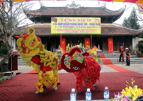 Sáng 1/2/2017, tại Đền thờ Hoàng đế Quang Trung, núi Dũng Quyết, Ủy ban nhân dân thành phố Vinh, tỉnh Nghệ An tổ chức Lễ kỷ niệm 228 năm chiến thắng Ngọc Hồi - Đống Đa (05/1 Kỷ Dậu 1789 - 05/1 Đinh Dậu 2017) và Phát “Thẻ ấn - Quang Trung Linh Từ”. Đây là sự kiện nhằm tưởng nhớ, tôn vinh, ôn lại công lao sự nghiệp to lớn và những chiến công hiển hách của vị anh hùng dân tộc Quang Trung -Nguyễn Huệ. Ảnh: Bích Huệ- TTXVN Sáng 1/2/2017, tại Đền thờ Hoàng đế Quang Trung, núi Dũng Quyết, Ủy ban nhân dân thành phố Vinh, tỉnh Nghệ An tổ chức Lễ kỷ niệm 228 năm chiến thắng Ngọc Hồi - Đống Đa (05/1 Kỷ Dậu 1789 - 05/1 Đinh Dậu 2017) và Phát “Thẻ ấn - Quang Trung Linh Từ”. Đây là sự kiện nhằm tưởng nhớ, tôn vinh, ôn lại công lao sự nghiệp to lớn và những chiến công hiển hách của vị anh hùng dân tộc Quang Trung -Nguyễn Huệ. Ảnh: Bích Huệ- TTXVN