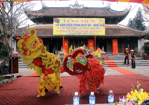 Sáng 1/2/2017, tại Đền thờ Hoàng đế Quang Trung, núi Dũng Quyết, Ủy ban nhân dân thành phố Vinh, tỉnh Nghệ An tổ chức Lễ kỷ niệm 228 năm chiến thắng Ngọc Hồi - Đống Đa (05/1 Kỷ Dậu 1789 - 05/1 Đinh Dậu 2017) và Phát “Thẻ ấn - Quang Trung Linh Từ”. Đây là sự kiện nhằm tưởng nhớ, tôn vinh, ôn lại công lao sự nghiệp to lớn và những chiến công hiển hách của vị anh hùng dân tộc Quang Trung -Nguyễn Huệ. Ảnh: Bích Huệ- TTXVN