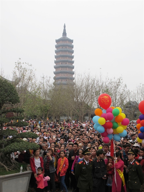 Sáng 2/2/2017 (tức ngày 6 tháng Giêng năm Đinh Dậu), tại chùa Bái Đính, xã Gia Sinh, huyện Gia Viễn, tỉnh Ninh Bình, Giáo hội Phật giáo Việt Nam tỉnh Ninh Bình đã tổ chức Lễ khai hội chùa Bái Đính năm 2017. Dự lễ khai hội có Ủy viên Bộ Chính trị, Phó Thủ tướng Thường trực Chính phủ Trương Hòa Bình; bà Nguyễn Thị Thanh, Ủy viên Trung ương Đảng, Bí thư Tỉnh ủy Ninh Bình; đại diện Trung ương Giáo hội Phật giáo Việt Nam, Giáo hội Phật giáo Việt Nam tỉnh Ninh Bình cùng đông đảo tăng ni, phật tử, du khách thập phương. Ảnh: TTXVN Sáng 2/2/2017 (tức ngày 6 tháng Giêng năm Đinh Dậu), tại chùa Bái Đính, xã Gia Sinh, huyện Gia Viễn, tỉnh Ninh Bình, Giáo hội Phật giáo Việt Nam tỉnh Ninh Bình đã tổ chức Lễ khai hội chùa Bái Đính năm 2017. Dự lễ khai hội có Ủy viên Bộ Chính trị, Phó Thủ tướng Thường trực Chính phủ Trương Hòa Bình; bà Nguyễn Thị Thanh, Ủy viên Trung ương Đảng, Bí thư Tỉnh ủy Ninh Bình; đại diện Trung ương Giáo hội Phật giáo Việt Nam, Giáo hội Phật giáo Việt Nam tỉnh Ninh Bình cùng đông đảo tăng ni, phật tử, du khách thập phương. Ảnh: TTXVN