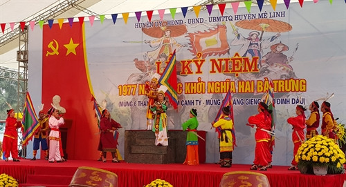 Sáng 2/2 (tức mùng 6 tháng Giêng), lễ kỷ niệm 1977 năm khởi nghĩa Hai Bà Trưng và khai mạc lễ hội đền Hai Bà Trưng năm 2017 do huyện Mê Linh (Hà Nội) tổ chức, đã tưng bừng diễn ra tại di tích quốc gia đặc biệt đền Hai Bà Trưng. Phó Chủ tịch nước Đặng Thị Ngọc Thịnh, nguyên Phó Chủ tịch nước Nguyễn Thị Doan cùng lãnh đạo Trung ương, Hà Nội và đông đảo nhân dân đến tham dự. Ảnh: TTXVN Sáng 2/2 (tức mùng 6 tháng Giêng), lễ kỷ niệm 1977 năm khởi nghĩa Hai Bà Trưng và khai mạc lễ hội đền Hai Bà Trưng năm 2017 do huyện Mê Linh (Hà Nội) tổ chức, đã tưng bừng diễn ra tại di tích quốc gia đặc biệt đền Hai Bà Trưng. Phó Chủ tịch nước Đặng Thị Ngọc Thịnh, nguyên Phó Chủ tịch nước Nguyễn Thị Doan cùng lãnh đạo Trung ương, Hà Nội và đông đảo nhân dân đến tham dự. Ảnh: TTXVN