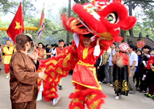 Ngày 2/2/2017 (tức mùng 6 tháng Giêng năm Đinh Dậu), tại xã Phù Linh, huyện Sóc Sơn (Hà Nội) diễn ra lễ hội Gióng đền Sóc. Lễ hội Gióng nhằm tưởng nhớ và tri ân công lao to lớn của Thánh Gióng (Phù Đổng Thiên Vương) trong công cuộc đấu tranh bảo vệ đất nước từ thuở sơ khai. Ảnh: TTXVN Ngày 2/2/2017 (tức mùng 6 tháng Giêng năm Đinh Dậu), tại xã Phù Linh, huyện Sóc Sơn (Hà Nội) diễn ra lễ hội Gióng đền Sóc. Lễ hội Gióng nhằm tưởng nhớ và tri ân công lao to lớn của Thánh Gióng (Phù Đổng Thiên Vương) trong công cuộc đấu tranh bảo vệ đất nước từ thuở sơ khai. Ảnh: TTXVN