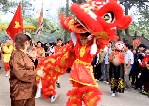 Ngày 2/2/2017 (tức mùng 6 tháng Giêng năm Đinh Dậu), tại xã Phù Linh, huyện Sóc Sơn (Hà Nội) diễn ra lễ hội Gióng đền Sóc. Lễ hội Gióng nhằm tưởng nhớ và tri ân công lao to lớn của Thánh Gióng (Phù Đổng Thiên Vương) trong công cuộc đấu tranh bảo vệ đất nước từ thuở sơ khai. Ảnh: TTXVN