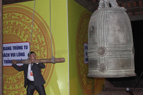 Tối 4/2/2017, UBND thành phố Cao Bằng tổ chức khai mạc Lễ hội truyền thống Đà Quận và công bố Quyết định của Thủ tướng Chính phủ công nhận bảo vật Quốc gia đôi chuông chùa Viên Minh và đền Quan Triều. Ảnh: TTXVN Tối 4/2/2017, UBND thành phố Cao Bằng tổ chức khai mạc Lễ hội truyền thống Đà Quận và công bố Quyết định của Thủ tướng Chính phủ công nhận bảo vật Quốc gia đôi chuông chùa Viên Minh và đền Quan Triều. Ảnh: TTXVN