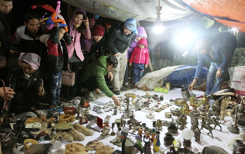 Đêm 3, rạng sáng 4/2/2017 (tức đêm mùng 7, rạng sáng mùng 8 tháng Giêng), người dân và du khách thập phương lại nô nức về Nam Định đi chợ Viềng (xã Trung Thành và Kim Thái, huyện Vụ Bản) - phiên chợ “mua may bán rủi” mỗi năm chỉ họp duy nhất một lần để cầu may, mở đầu một năm mới tốt lành. Được xem là phiên chợ cầu may nên nhiều người đến chợ sẽ chọn mua những món hàng được bày bán ở chợ để lấy may. Ảnh: TTXVN Đêm 3, rạng sáng 4/2/2017 (tức đêm mùng 7, rạng sáng mùng 8 tháng Giêng), người dân và du khách thập phương lại nô nức về Nam Định đi chợ Viềng (xã Trung Thành và Kim Thái, huyện Vụ Bản) - phiên chợ “mua may bán rủi” mỗi năm chỉ họp duy nhất một lần để cầu may, mở đầu một năm mới tốt lành. Được xem là phiên chợ cầu may nên nhiều người đến chợ sẽ chọn mua những món hàng được bày bán ở chợ để lấy may. Ảnh: TTXVN