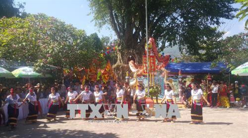 Tiết mục múa cồng chiêng tại lễ hội. Ảnh: Đinh Thị Hương-TTXVN Tiết mục múa cồng chiêng tại lễ hội. Ảnh: Đinh Thị Hương-TTXVN