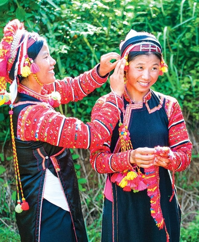 Trang phục truyền thống La Hủ trước những thách thức bảo tồn. Trang phục truyền thống La Hủ trước những thách thức bảo tồn.