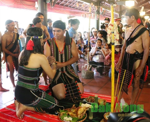 Cô dâu, chú rể tự đeo vòng tay cho nhau thể hiện sự tự nguyện đến với nhau