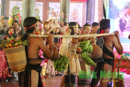 Sản vật của nương rẫy cũng nằm trong các lễ vật