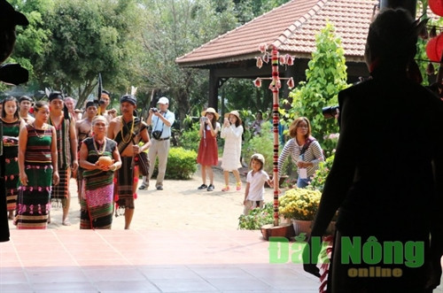 Bà mối mang bát gạo trắng đi hỏi cưới