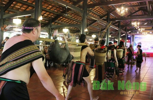 Heo vật hiến sinh không thể thiếu trong lễ cưới