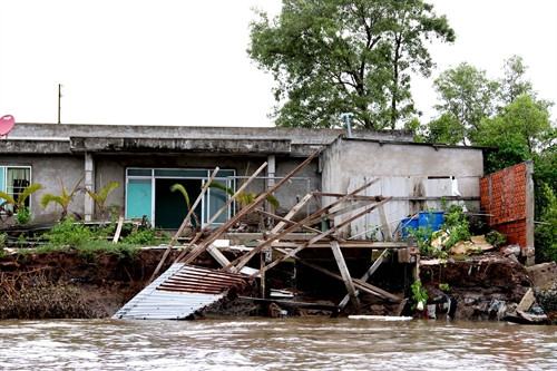 Nhà dân ven sông Năm Căn, Cà Mau bị sụp lún do sạt lở đất. Ảnh: Kim Há-TTXVN Nhà dân ven sông Năm Căn, Cà Mau bị sụp lún do sạt lở đất. Ảnh: Kim Há-TTXVN
