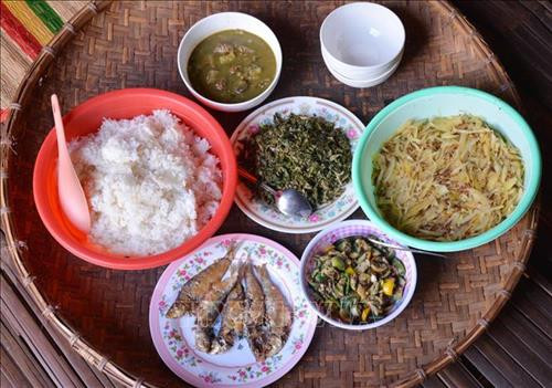 Một mâm cơm ngày Tết của người Ê-đê với các món truyền thống như lá mì xào, cà đắng giã kiến vàng, đu đủ giã kiến vàng, cá nướng, canh bột lá yao và cơm trắng. Ảnh: Hoài Thu – TTXVN Một mâm cơm ngày Tết của người Ê-đê với các món truyền thống như lá mì xào, cà đắng giã kiến vàng, đu đủ giã kiến vàng, cá nướng, canh bột lá yao và cơm trắng. Ảnh: Hoài Thu – TTXVN