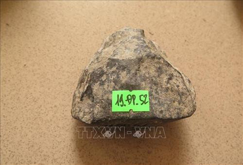 Di vật đặc biệt nhất được phát hiện trong đợt này là một chiếc rìu đá. Ảnh: Vũ Hoàng Giang – TTXVN