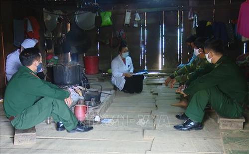 Bộ đội Biên phòng Sơn La phối hợp với cán bộ y tế địa phương tuyên truyền và hướng dẫn người dân cách phòng, chống dịch COVID-19. Ảnh: Nguyễn Cường - TTXVN Bộ đội Biên phòng Sơn La phối hợp với cán bộ y tế địa phương tuyên truyền và hướng dẫn người dân cách phòng, chống dịch COVID-19. Ảnh: Nguyễn Cường - TTXVN