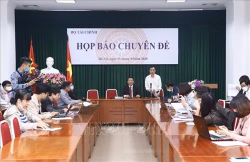 Bộ Tài chính tổ chức Họp báo cung cấp thông tin liên quan đến dự thảo nghị định gia hạn thời hạn nộp thuế và tiền thuê đất. Ảnh: Minh Quyết - TTXVN