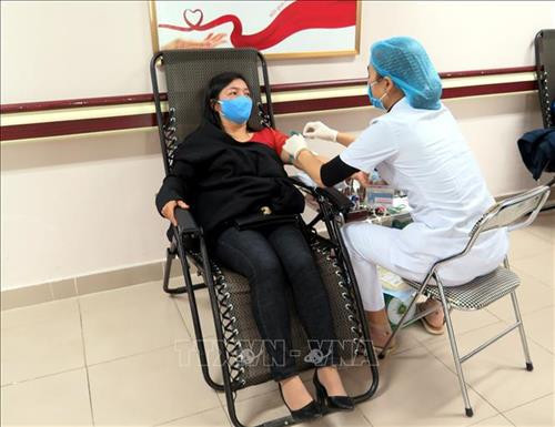 Hiến máu tình nguyện “Vì sức khỏe cộng đồng và của chính mình”. Ảnh: Thu Hằng-TTXVN Hiến máu tình nguyện “Vì sức khỏe cộng đồng và của chính mình”. Ảnh: Thu Hằng-TTXVN