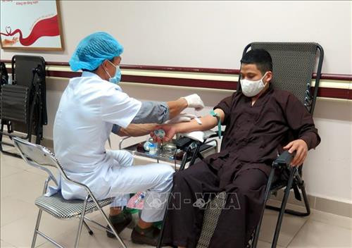 Hiến máu tình nguyện “Vì sức khỏe cộng đồng và của chính mình”. Ảnh: Thu Hằng-TTXVN Hiến máu tình nguyện “Vì sức khỏe cộng đồng và của chính mình”. Ảnh: Thu Hằng-TTXVN